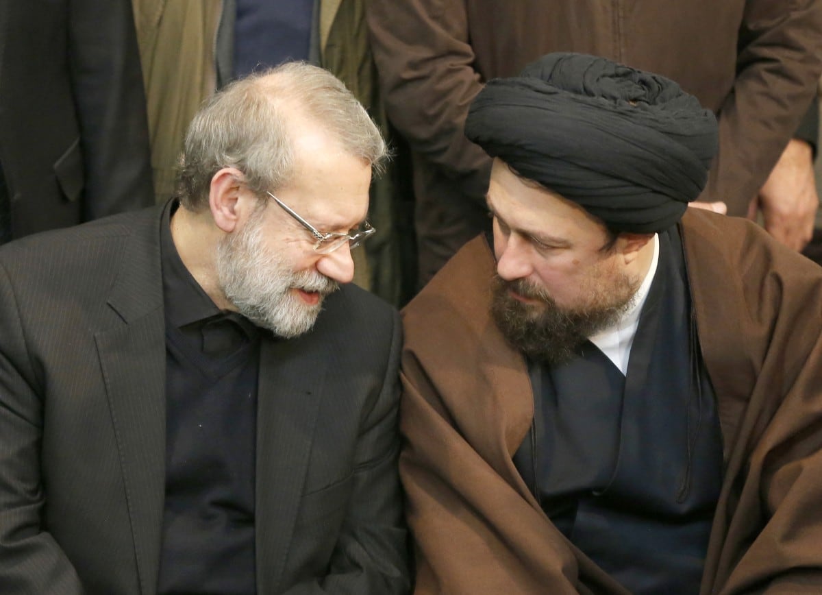 El presidente del Parlamento iraní, Ali Larijani (izq.), conversa con Hassan Khomeini, nieto del fundador de la República Islámica de Irán, durante el duelo por el expresidente Akbar Hashemi Rafsanjani en la mezquita de Jamaran, el 9 de enero de 2017.