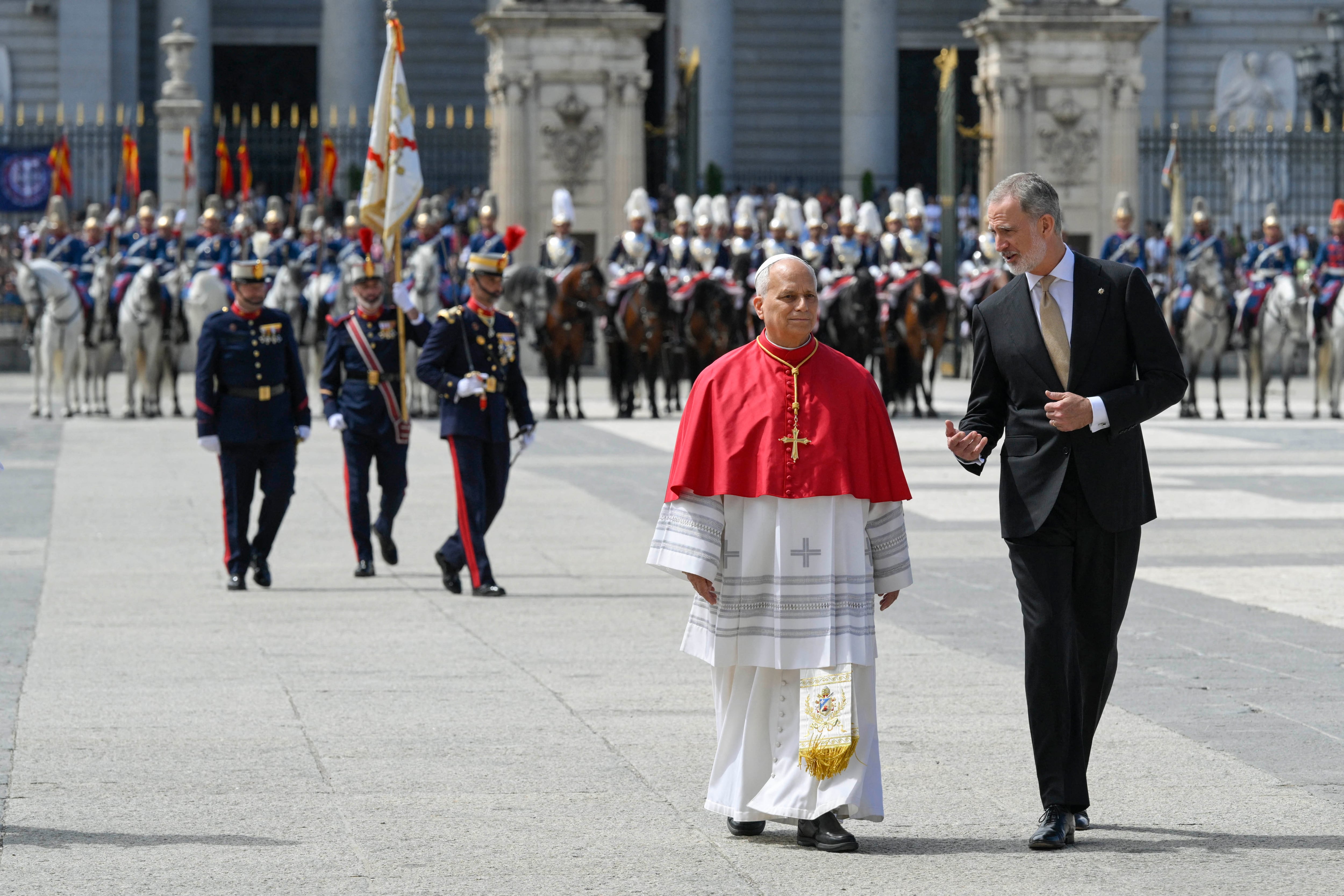 Esta fotografía, distribuida el 6 de junio de 2026 por The Vatican Media, muestra a Felipe VI de España dando la bienvenida al Papa León XIV en el Palacio Real. El Papa León XIV visita España del 6 al 12 de junio, con paradas en Madrid, Barcelona y las Islas Canarias, donde se reunirá con migrantes y organizaciones dedicadas a ayudarlos.