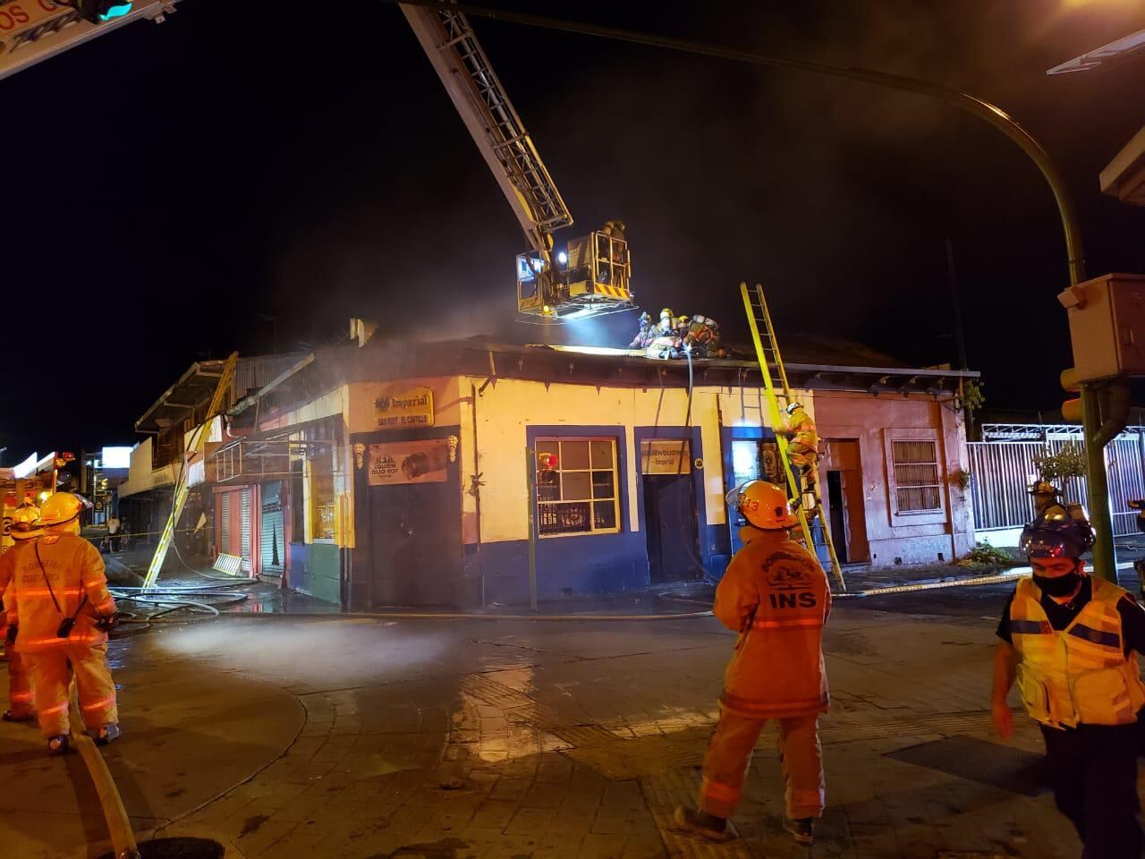 Las estructuras se ubican entre avenida 14 y calle 9, en un terreno de 400 metros cuadrados, de los cuales resultaron afectados 100 metros cuadrados. Foto: Bomberos.