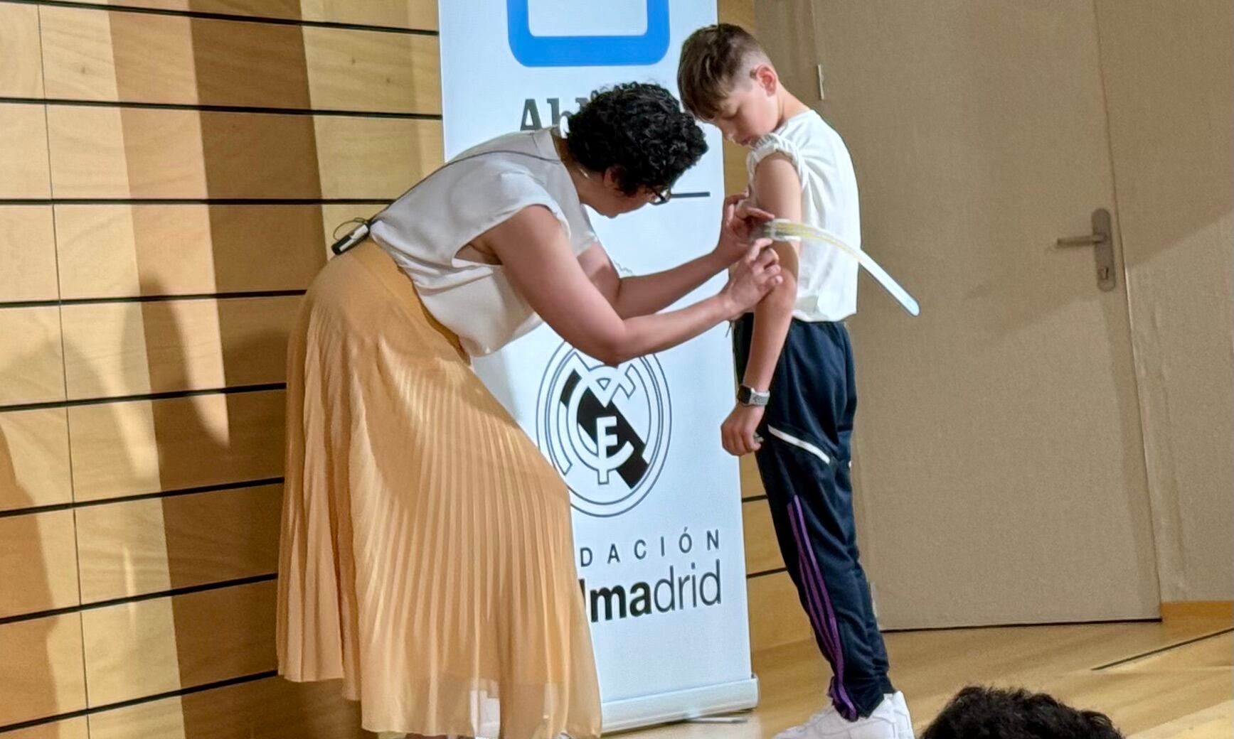 La doctora Susan Abdel-Rahmen mostró cómo se puede detectar la malnutrición infantil mediante una cinta de papel creada por ella. La pediatra lo enseñó durante la presentación de los avances de la iniciativa de la farmacéutica Abbott con la Fundación Real Madrid para combatir la malnutrición en la niñez. Foto: Fernanda Matarrita