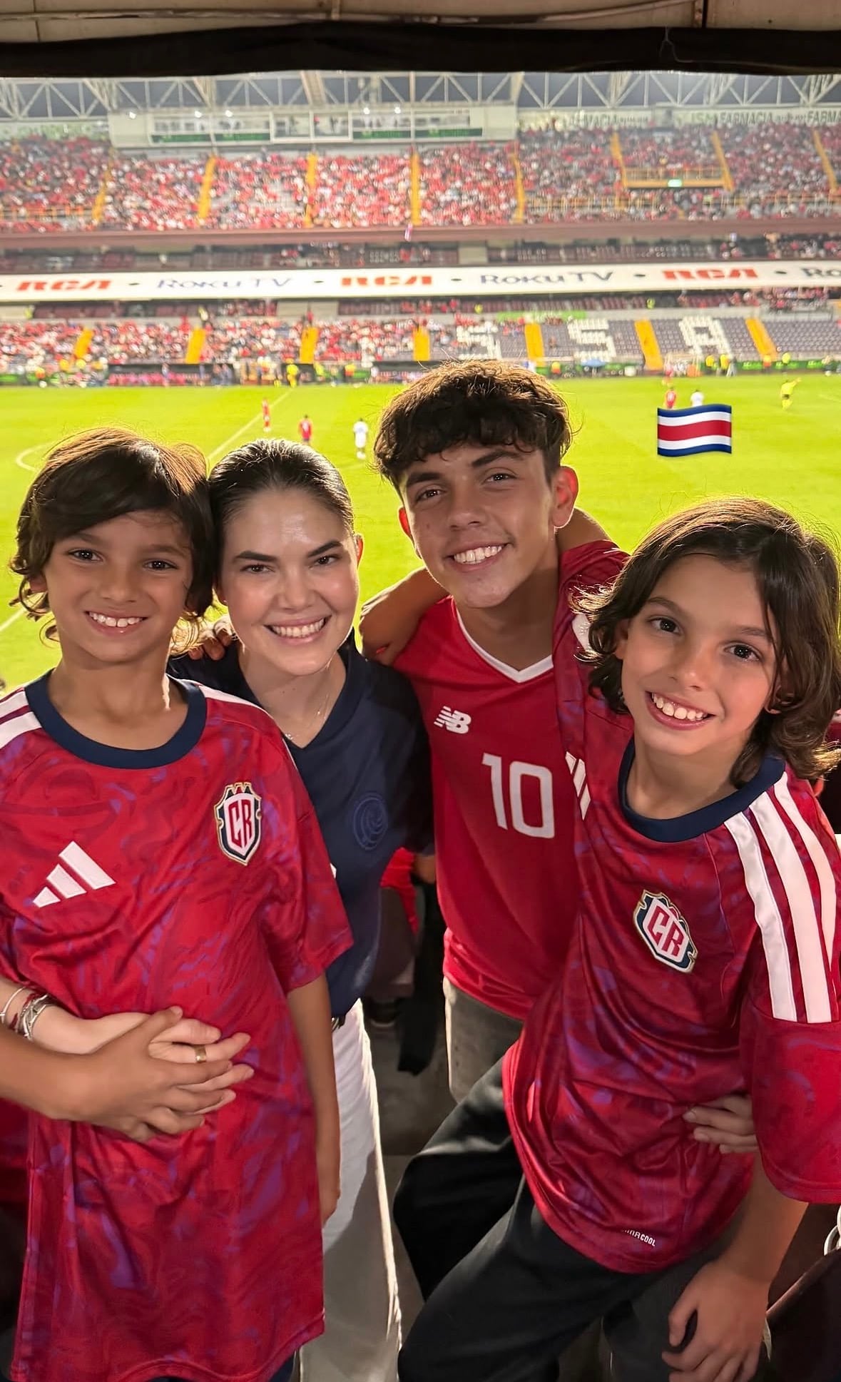 Los hijos de Bryan Ruiz también disfrutaron al máximo el partido de la Selección de Costa Rica. Leonardo, Mathías y Benjamín estaban tan felices como Carolina Jaikel.