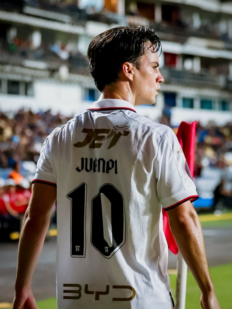 Juan Pablo Añor atendió a los medios de comunicación cuando Alajuelense volvió al país tras su partido en Honduras.