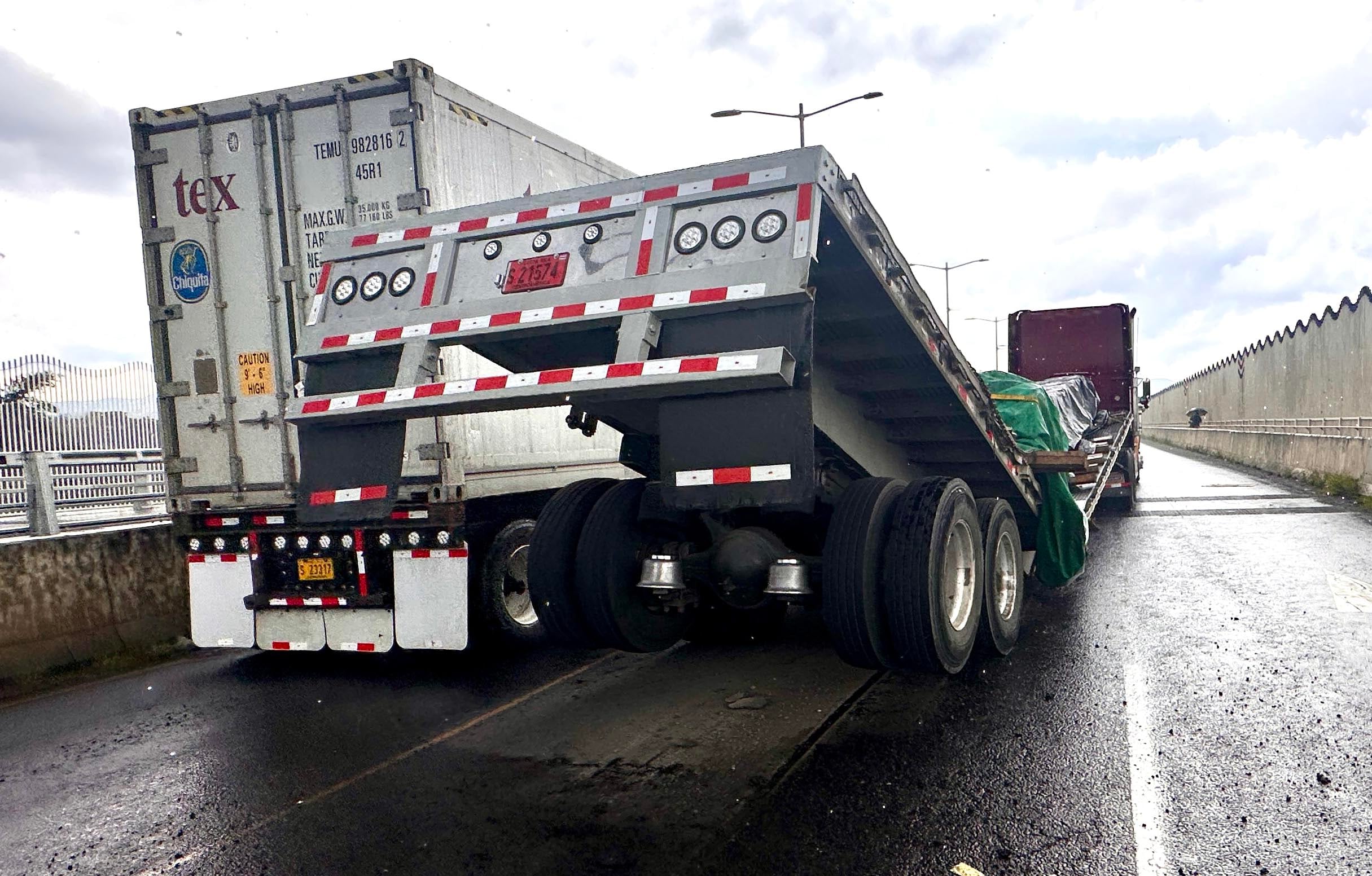 La carreta de un tráiler se quebró este martes y, por el efecto de arrastre, dañó el pavimiento del puente del Saprissa, en la ruta 32, en la parte que conduce de Santo Domingo a Tibás.