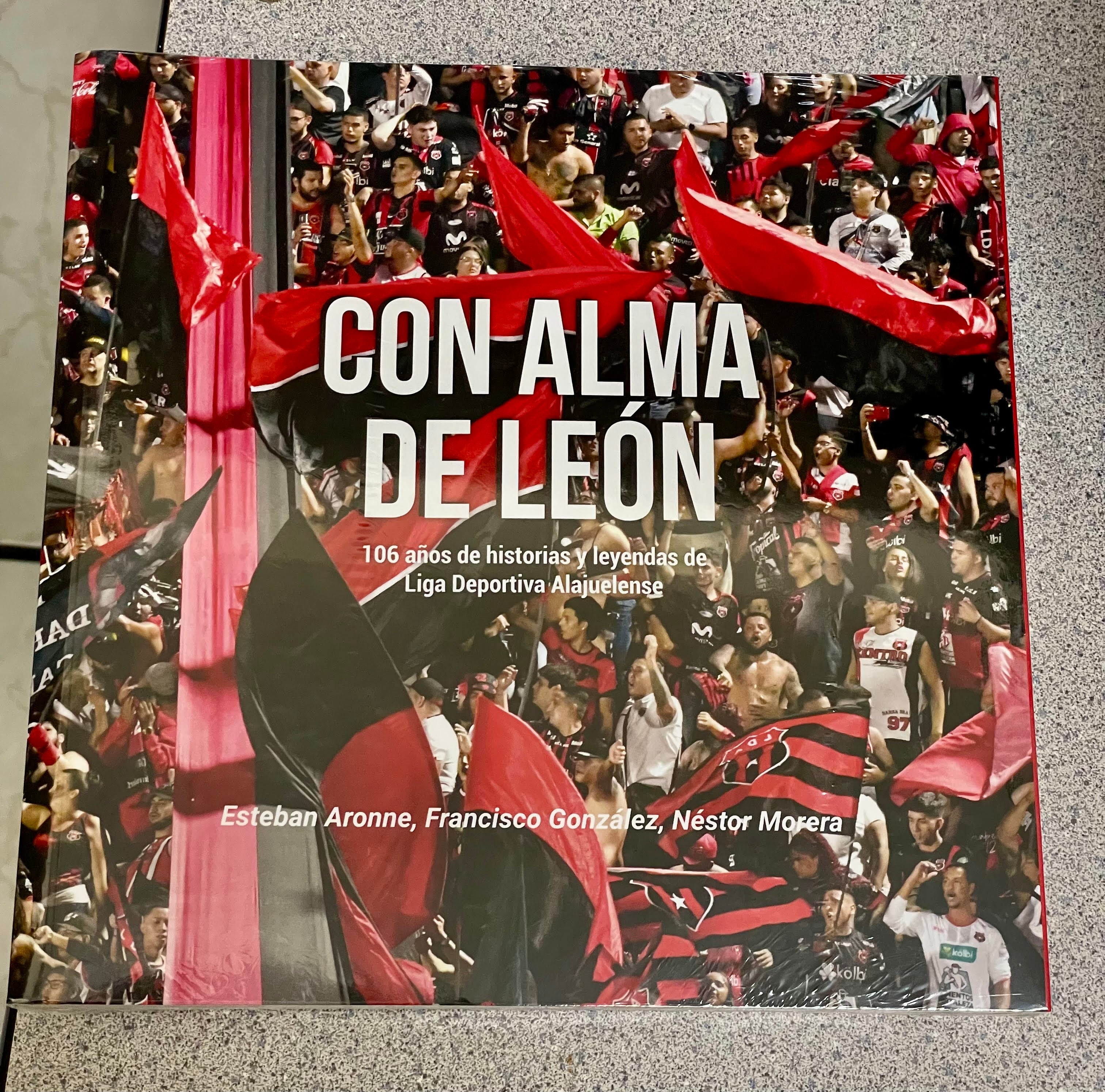 Esta es la carátula del libro 'Con alma de León', escrito por Esteban Aronne y Néstor Morera.