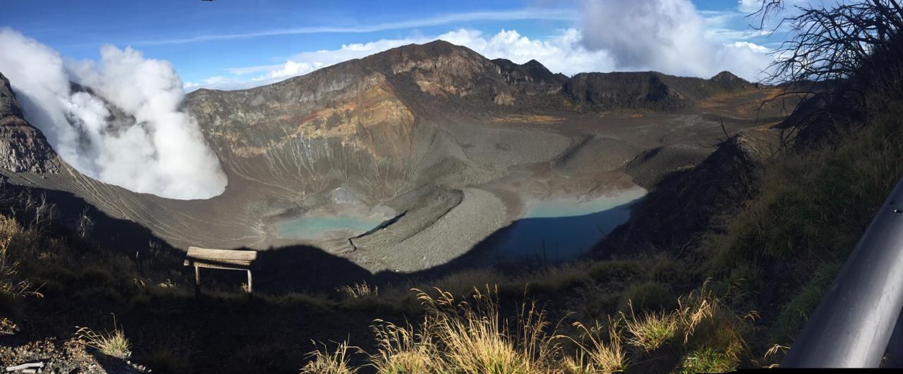 Las fuertes lluvias de la época formaron dos lagunas sobre los cráteres inactivos. El cráter activo (izquierda) solo registra emanaciones de gas. Foto: Cortesía Sinac.