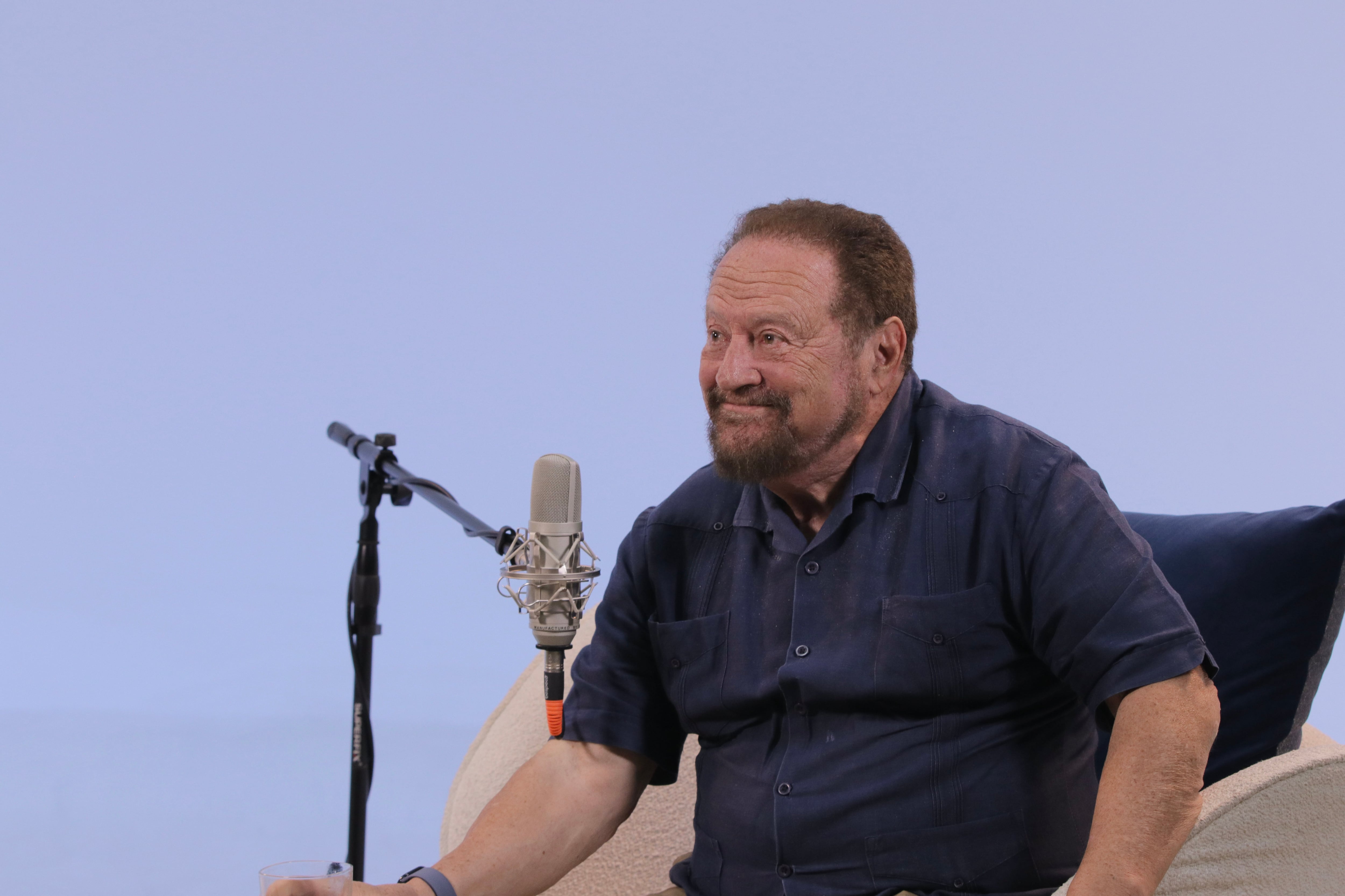 El empresario Steve Aronson en el estudio de Grupo Nación.