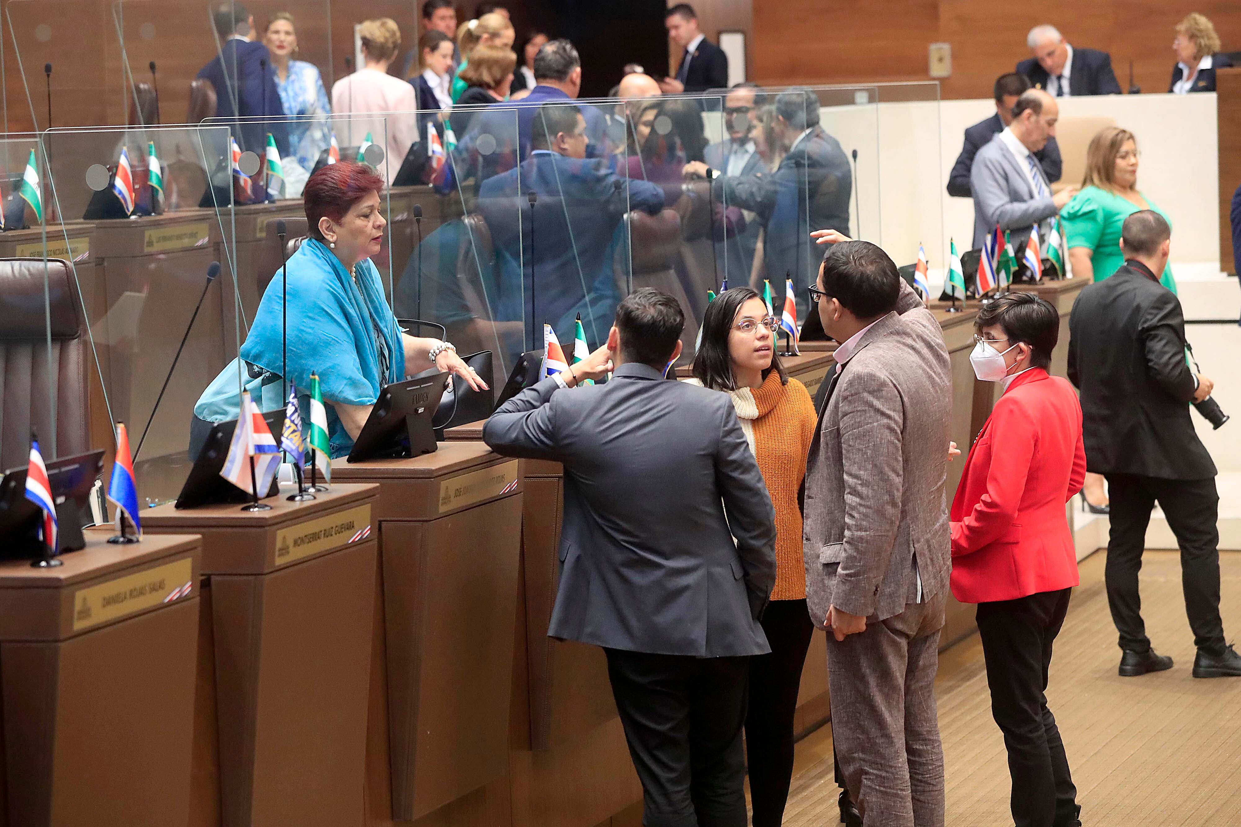 25/01/2023 Asamblea Legislativa. Las diputadas Dinorah Barquero y Sofía Guillén, de los partidos Liberación Nacional (PLN) y Frente Amplio (FA), pidieron una investigación interna por la presencia de dos oficiales de la Unidad Especial de Intervención (UEI) junto con Marta Esquivel, presidenta ejecutiva de la Caja Costarricense de Seguro Social (CCSS) a su salida de la Comisión de Control de Ingreso y Gasto Público.