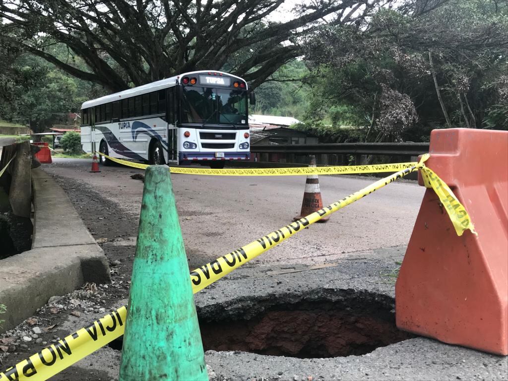 A las 4:30 p. m. seguía el paso regulado por el puente que comunica Tambor de Alajuela con San Pedro de Poás. Foto: Carlos Arguedas C.