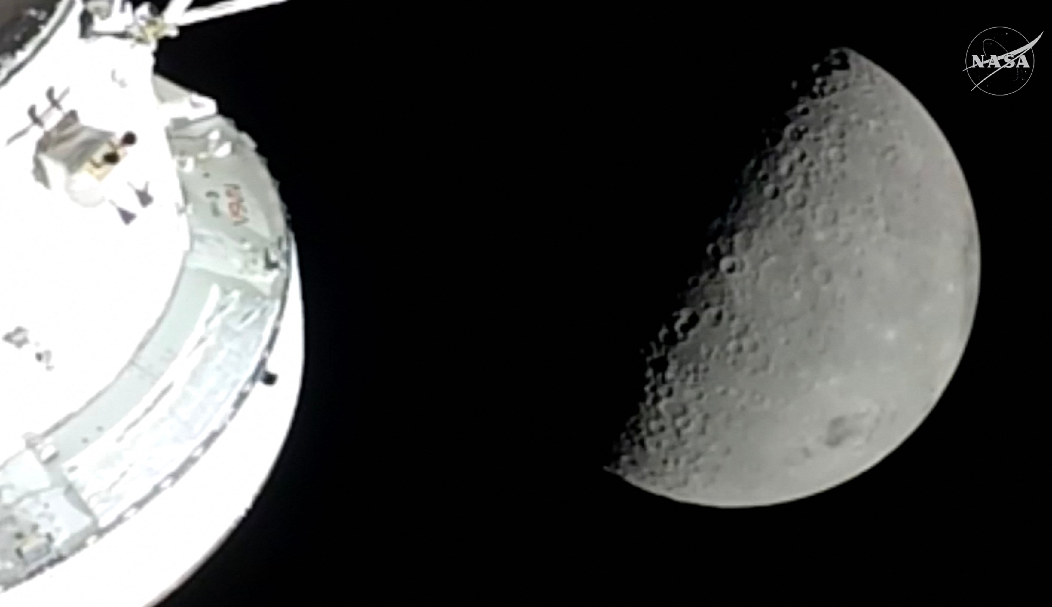 Esta captura de pantalla de una transmisión en vivo de la NASA muestra la nave espacial Orión acercándose a la Luna el 6 de abril de 2026.
