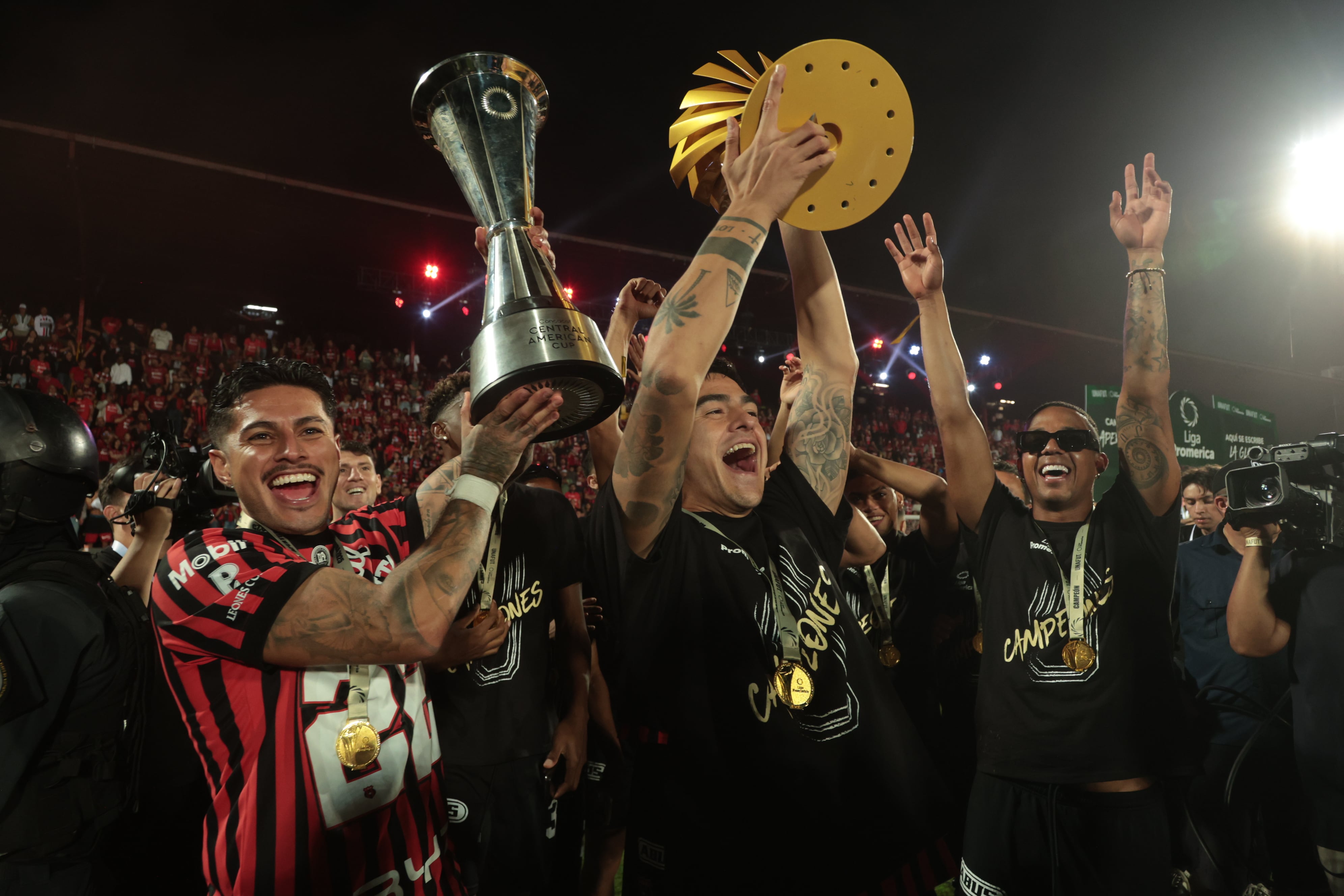 20/12/2025/ partido de ida entre Liga Deportiva Alajuelense vs Saprissa por el partido de vuelta de la final del Torneo apertura de la Liga Promerica 2025 en el estadio Alejandro Morera Soto / foto John Durán