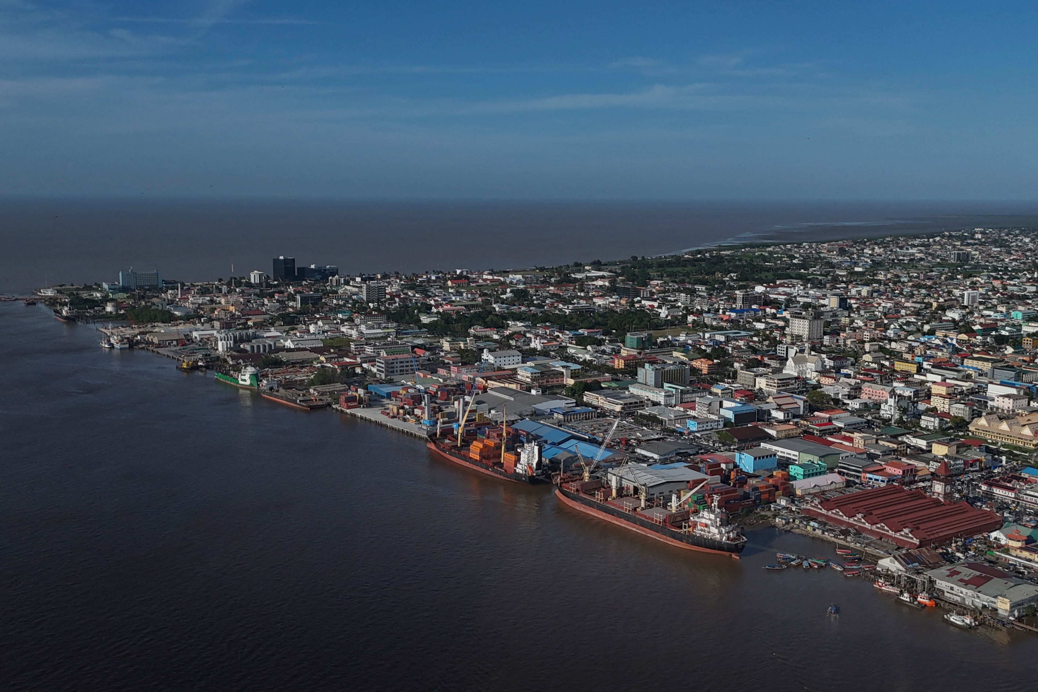 Guyana refuerza su alianza con Estados Unidos mientras enfrenta el reclamo venezolano por el Esequibo y protege sus reservas de petróleo.