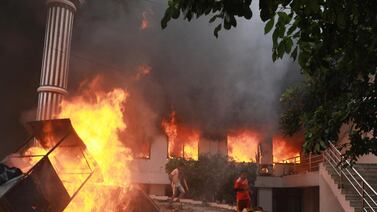 Manifestantes queman Parlamento en Nepal y renuncia primer ministro