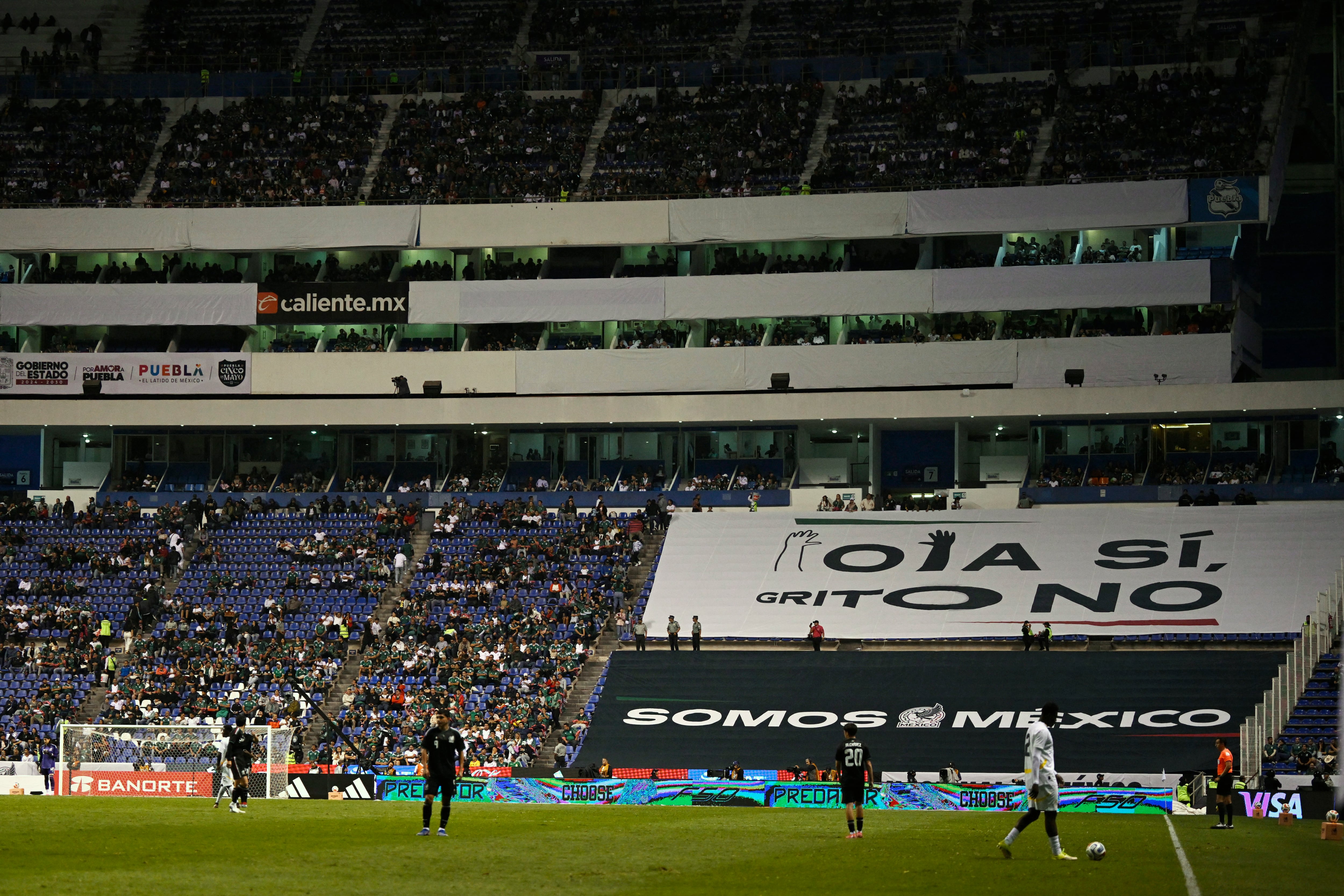 Este cartel gigante de "Ola SÍ, grito NO", se mostró durante el partido de preparación para el Mundial 2026 entre México y Ghana del viernes 22 de mayo en Puebla.
