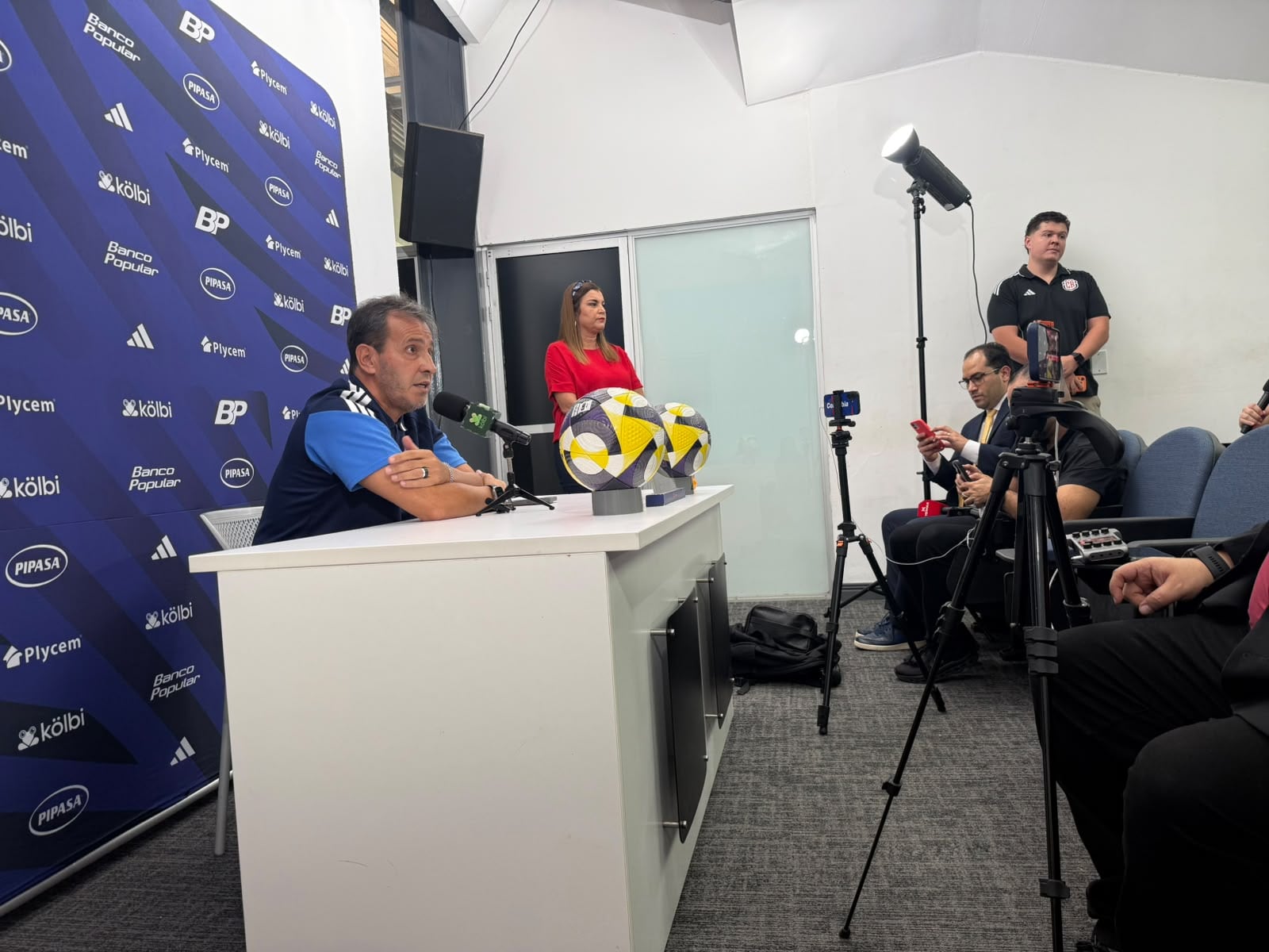 Fernando Batista atendió a los medios de comunicación previo al juego entre la Selección de Costa Rica y Curazao.