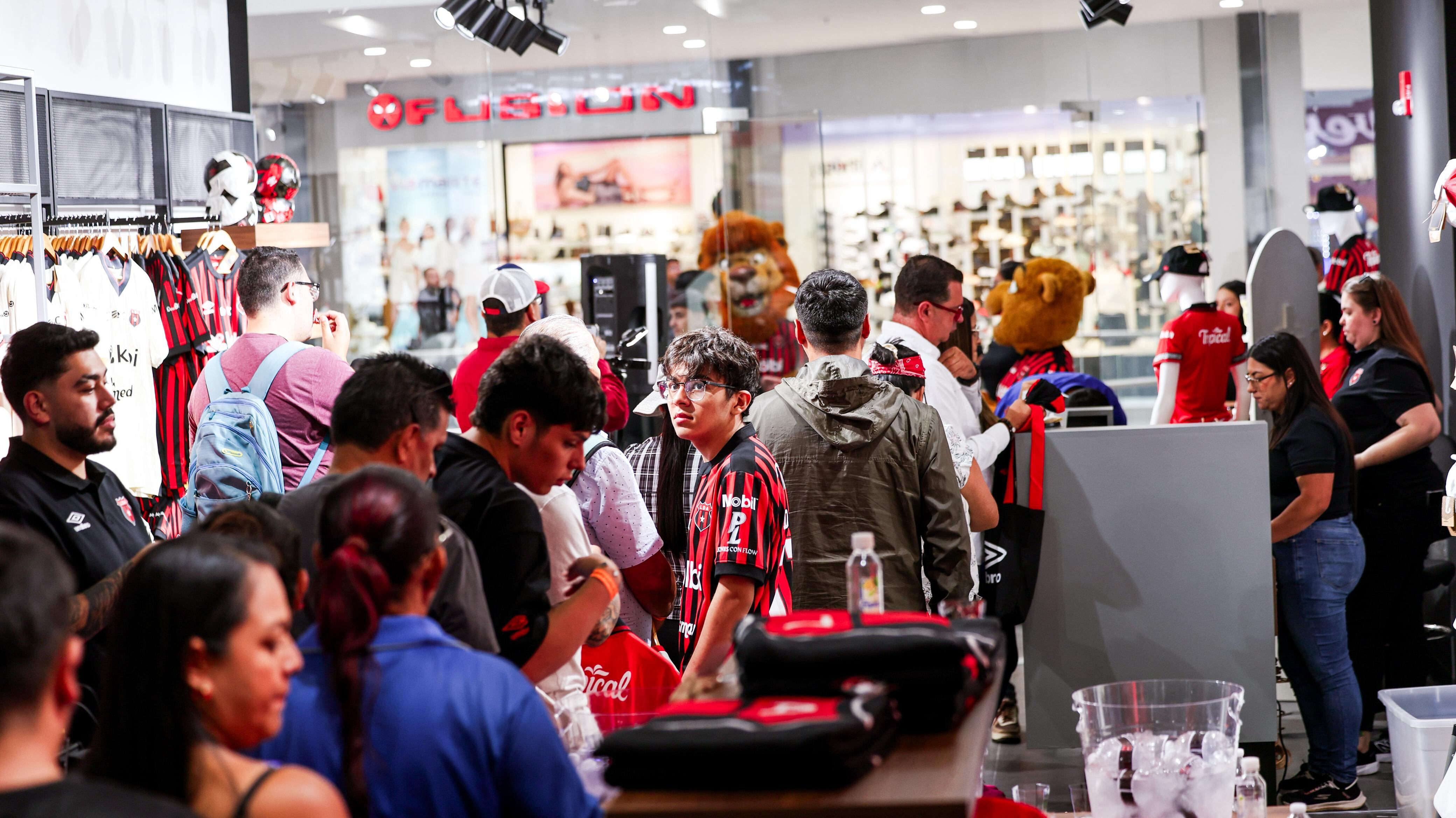 Alajuelense abre tienda en Paseo Metrópoli, Cartago