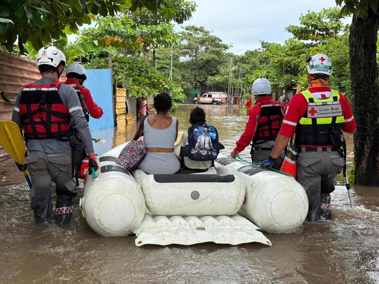 Cruzrojistas rescatan a una mujer y un menor de edad en Puntarenas tras las inundaciones.
