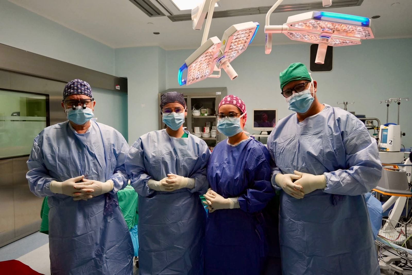Los doctores que participaron en la operación: Jorge Badilla Corrales, neurocirujano, jefe del Servicio de Neurocirugía del HSJD; Ana Laura Ramírez López, residente de Neurocirugía; Karol Arroyo Porras, enfermera instrumentista; y Roger Torres Cordero, neurocirujano.