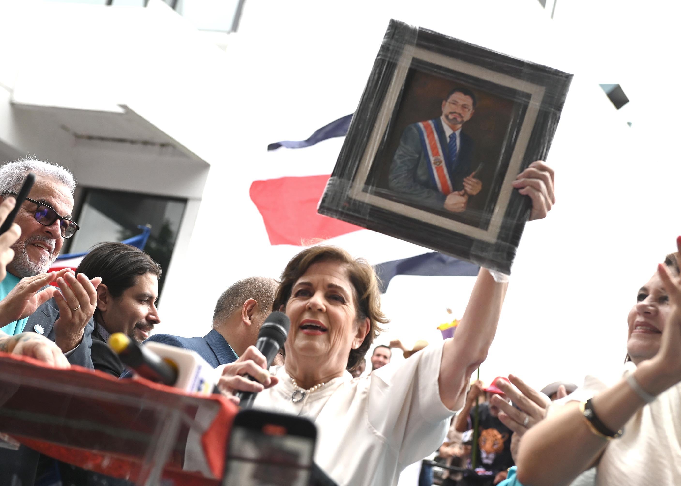 12 de julio del 2025. Parque Morazán. San José. 09:00 hrs. Anuncio oficial del partido político con el que participará el movimiento de Rodrigo Cháves en las próximas elecciones nacionales en febrero del 2026. En la foto: Pilar Cisneros anuncia que el partido Pueblo Soberano representará a Rodrigo Cháves en las próximas elecciones. Foto: Albert Marín.