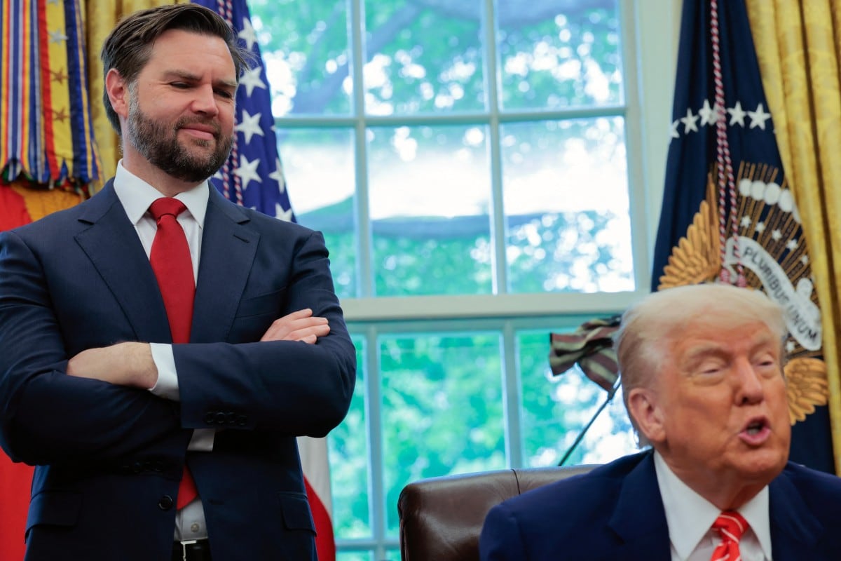 WASHINGTON, D.C. – 6 DE MAYO: El secretario de Estado de EE. UU., Marco Rubio, escucha mientras el presidente Donald Trump habla durante la ceremonia de juramentación del enviado especial para Medio Oriente, Steve Witkoff, en la Oficina Oval de la Casa Blanca, el 6 de mayo de 2025, en Washington, D.C. El presidente Trump ofreció una actualización sobre el conflicto con los hutíes en Medio Oriente.
Anna Moneymaker/Getty Images/AFP (Foto de Anna Moneymaker / GETTY IMAGES NORTH AMERICA / Getty Images vía AFP)