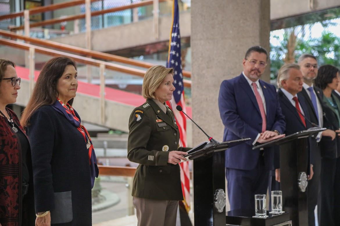 Visita de la jefa del Comando Sur, Laura Richardson, al presidente Rodrigo Chaves, en Casa Presidencia. Fotos: Embajada de EEUU