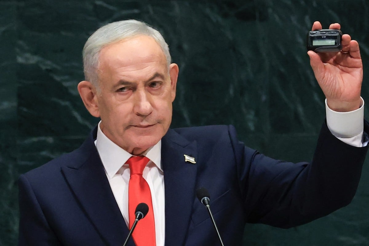 El primer ministro de Israel, Benjamin Netanyahu, levanta un buscapersonas mientras habla durante la 81.ª Asamblea General de las Naciones Unidas, en la sede de la ONU en Nueva York, en referencia al ataque contra Hezbolá que dejó cientos de muertos y heridos.