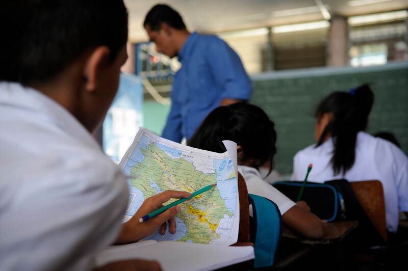 20-02-2013. Hora: 09:30 a.m. Visita a la Escuela Finca La Caja, en La Carpio, donde los docentes esperan que el Ministerio de Educación Pública cumpla con la orden de la Sala Constitucional de darles un edificio que permita a los estudiantes recibir clases las horas suficientes y en instalaciones adecuadas. En la actualidad, la escuela debe hacer tres turnos por día en tres edificios diferentes, ya que sólo cuentan con 16 aulas para una población de mil 800 estudiantes, quienes sólo reciben alrededor de cuatro horas de clases al día. En la foto, en el edificio llamado "Anexo" existen otras aulas que también presentan problemas estructurales y de espacio, como la del maestro Minor Zúñiga, quien imparte tercer grado.
Fotos: Mayela López