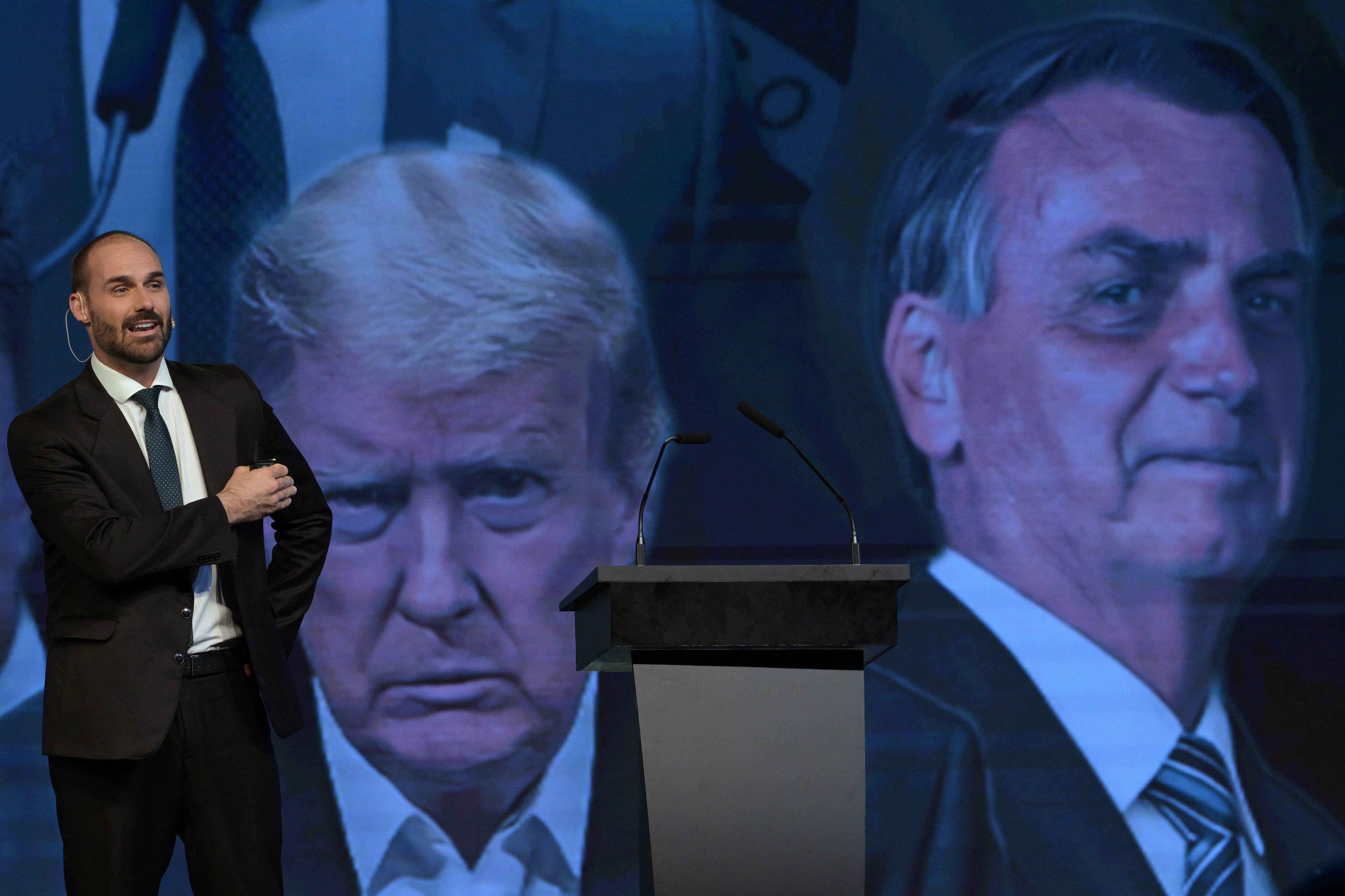 Eduardo Bolsonaro, miembro de la Cámara de Diputados de Brasil e hijo del expresidente brasileño Jair Bolsonaro, apela al gobierno de Trump para presionar a las autoridades de Brasil tras una eventual condena a su padre.