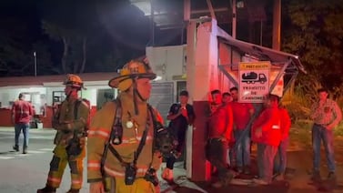 Bomberos atiende emergencia por explosión en Gas Tomza en Alajuela