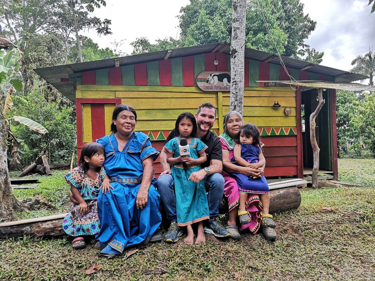 Imagen del periodista José Ernesto Herrera de 'Más que noticias' acompañado por varias mujeres y niñas indígenas.
