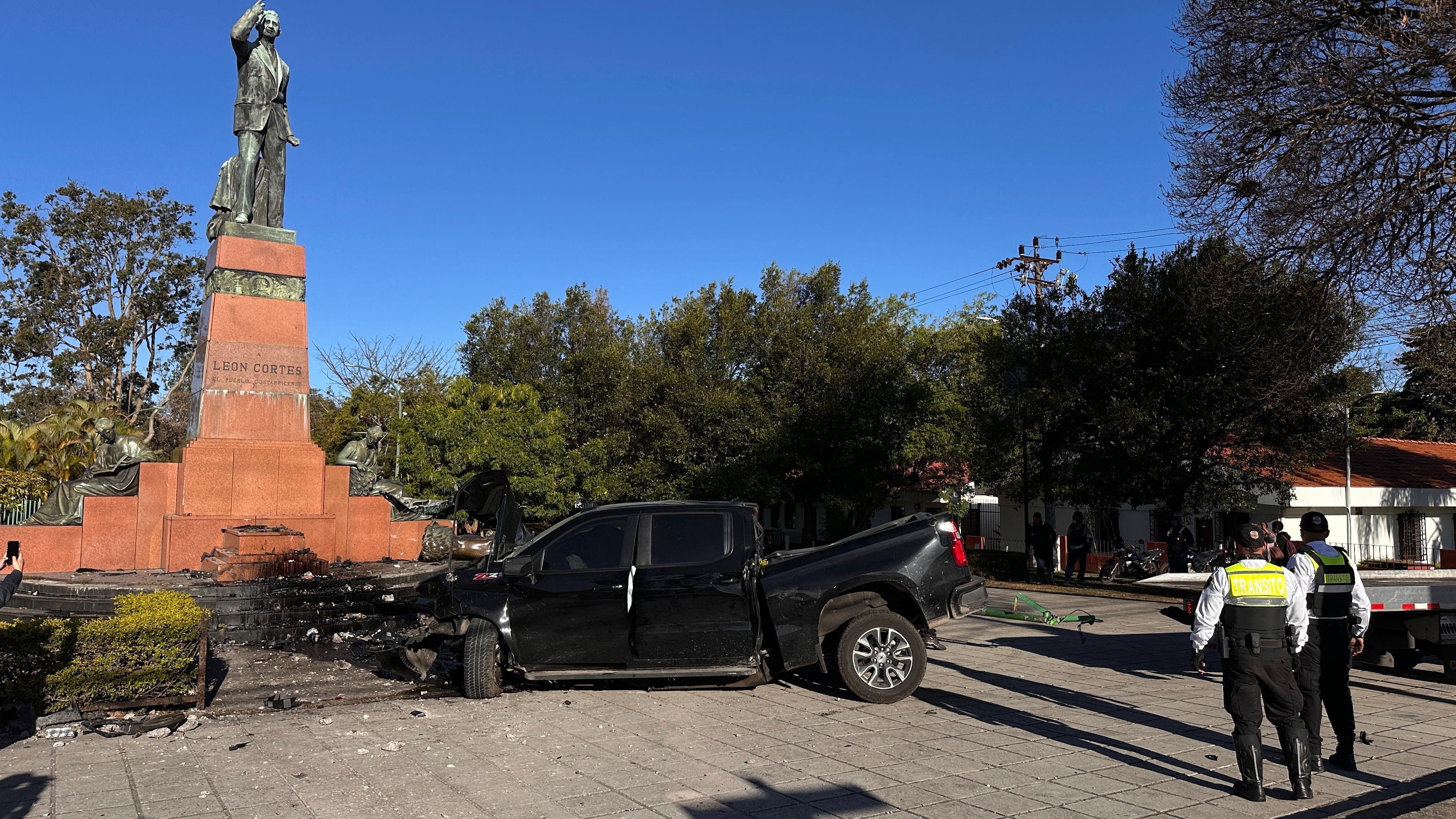 Producto del accidente también hay aceite derramado.