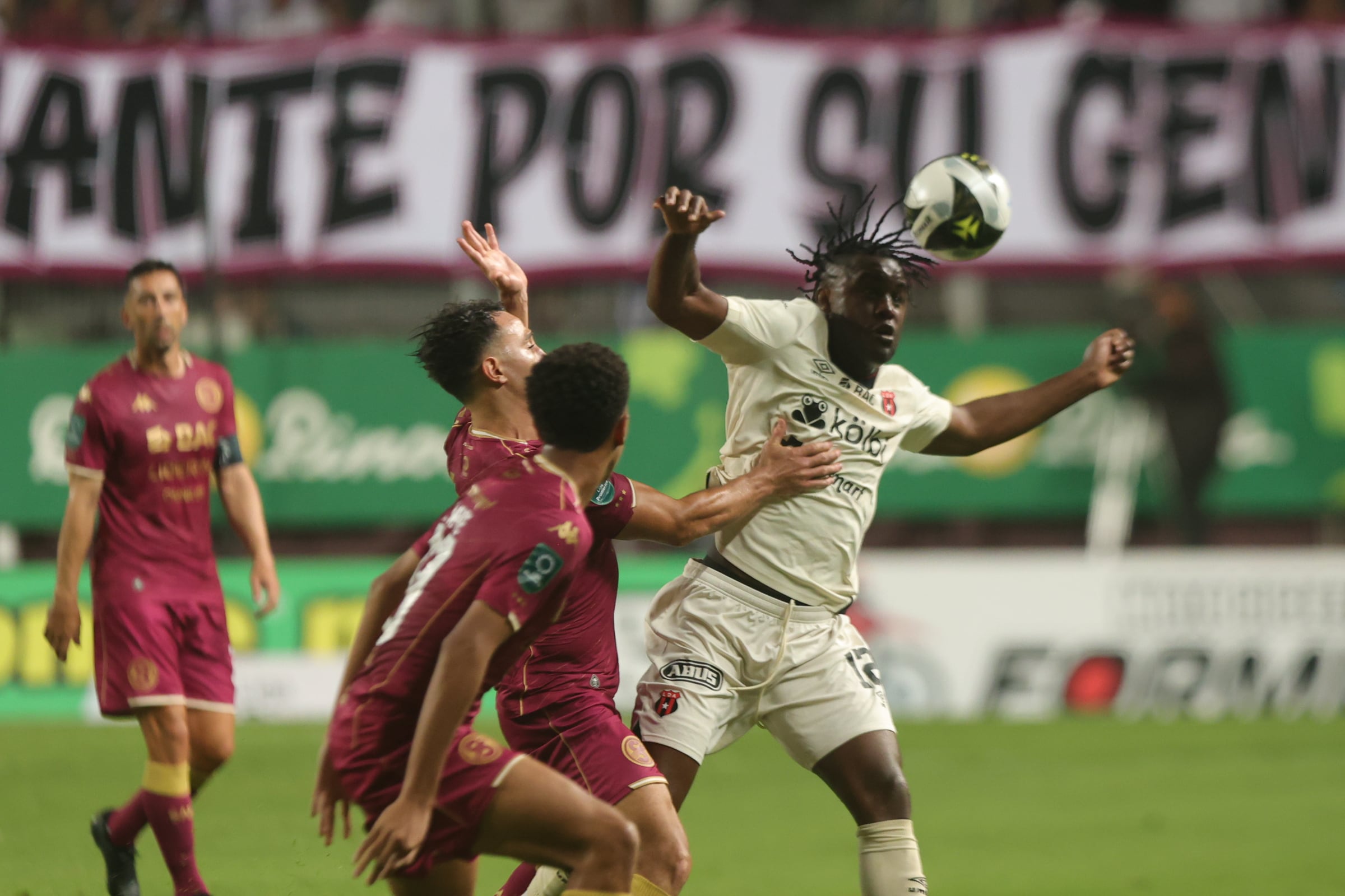 30/08/2025/ juego entre Deportivo Saprissa vs Liga Deportiva Alajuelense por el clásico nacional en la jornada 6 del torneo clausura 2025 en el estadio Ricardo Saprissa / foto John Durán
