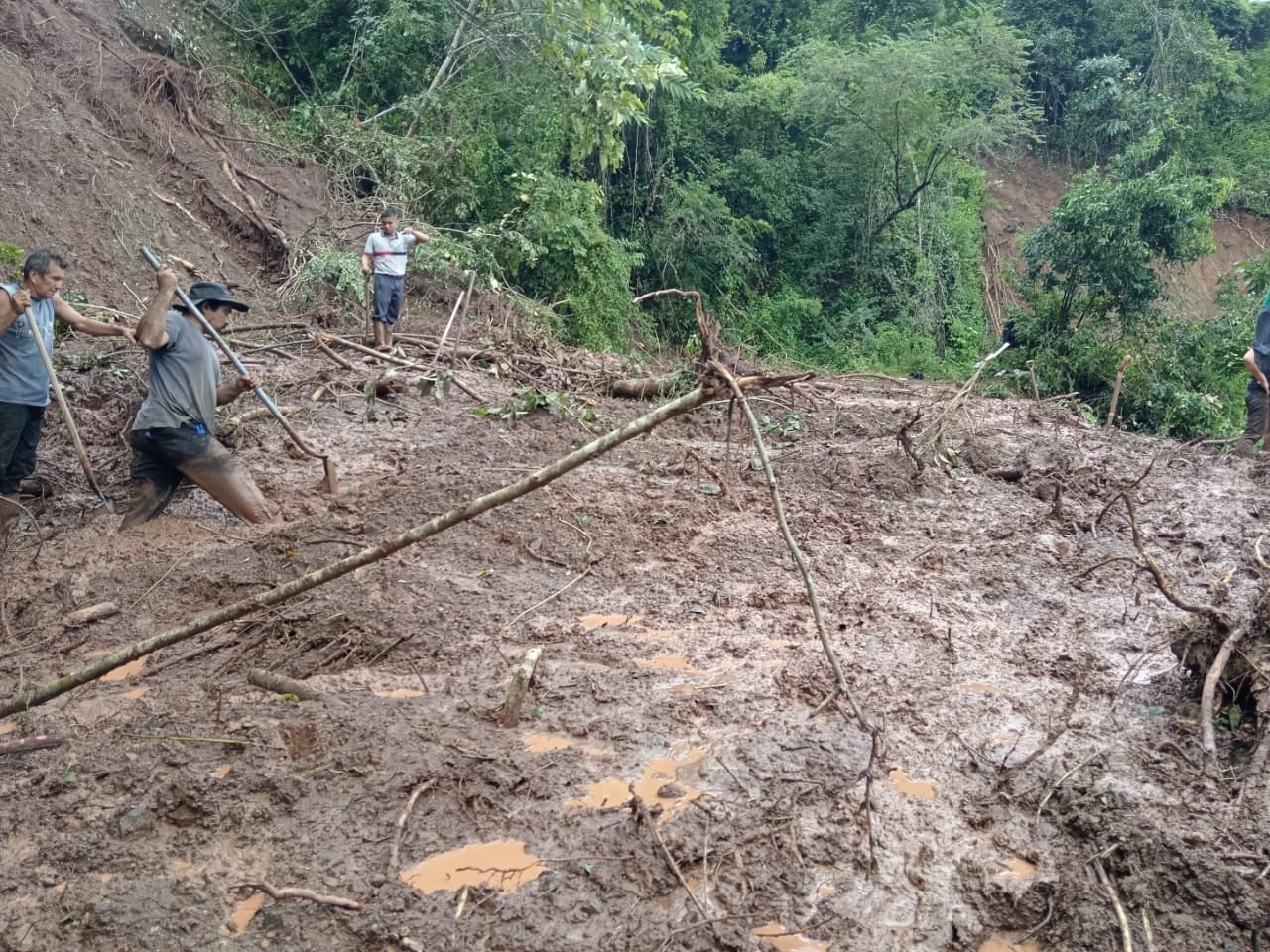 Familiares, amigos, cruzrojistas y bomberos participaron en la búsqueda. El barro a veces les llegaba a las rodillas. Foto: Cortesía