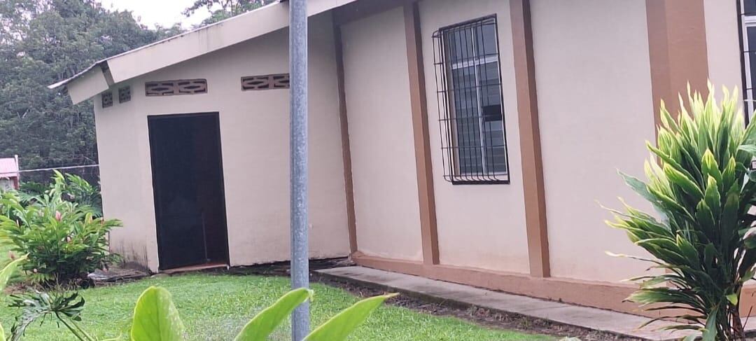Vecinos de San Carlos observan consternados los daños causados en la iglesia tras el robo del templo.