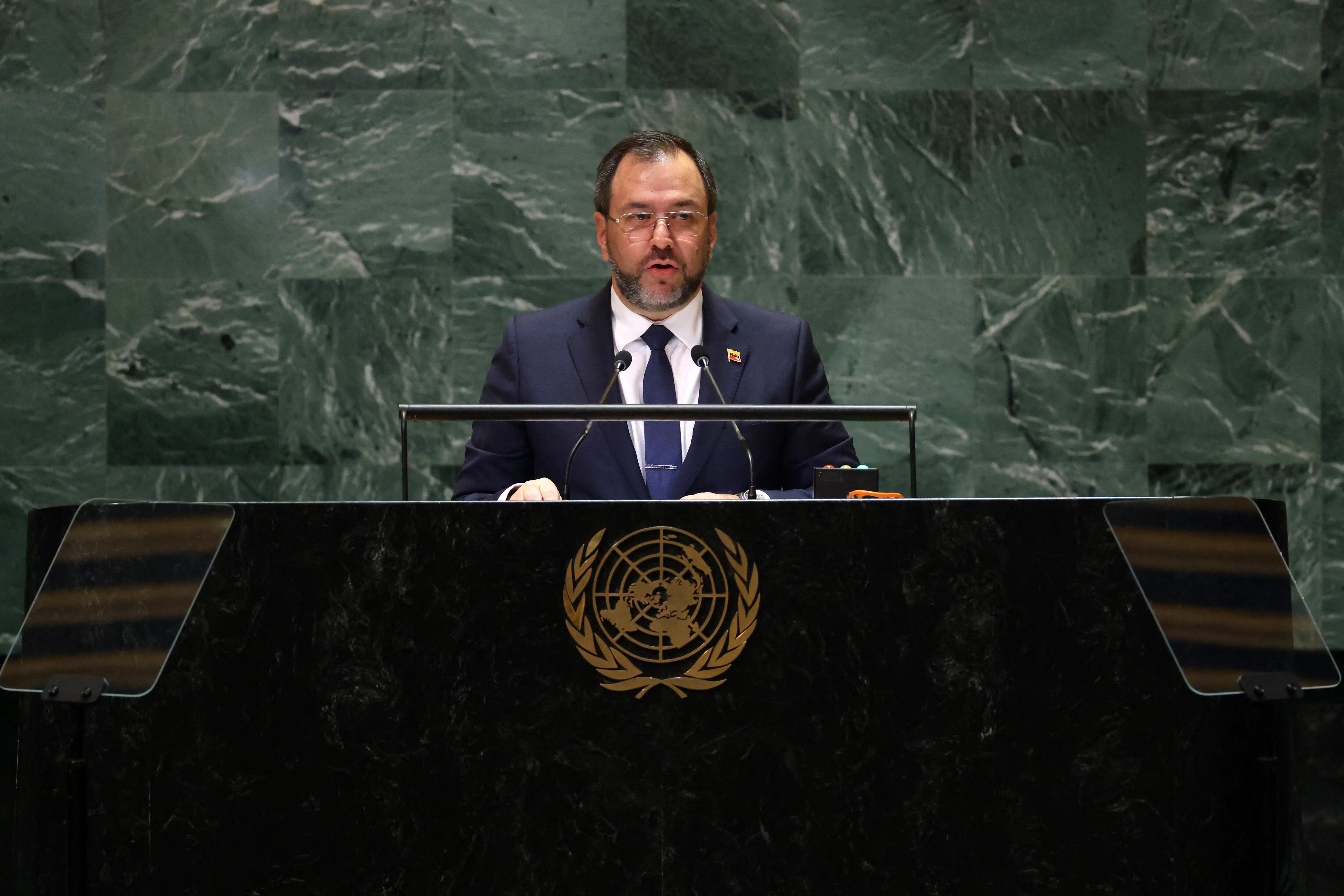 El ministro de Relaciones Exteriores de Venezuela, Yvan Gil Pinto, habla durante la 79ª sesión de la Asamblea General de las Naciones Unidas.