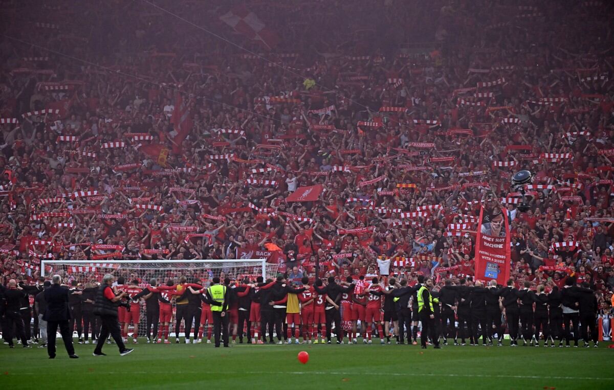 Todos los integrantes del Liverpool festejaron con sus aficionados en Anfield.
