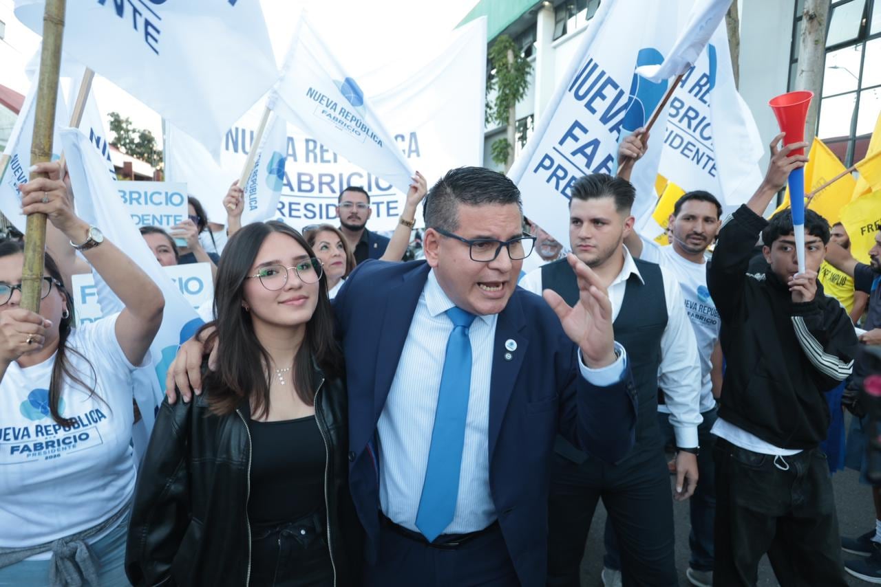 Fabricio Alvarado Muñoz, del partido Nueva República, fue el primero en llegar al debate Columbia - U Latina.