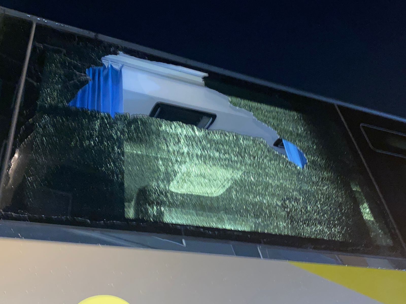 Así quedó la ventana del autobus que transportaba al Olimpia, luego del partido contra Liga Deportiva Alajuelense.