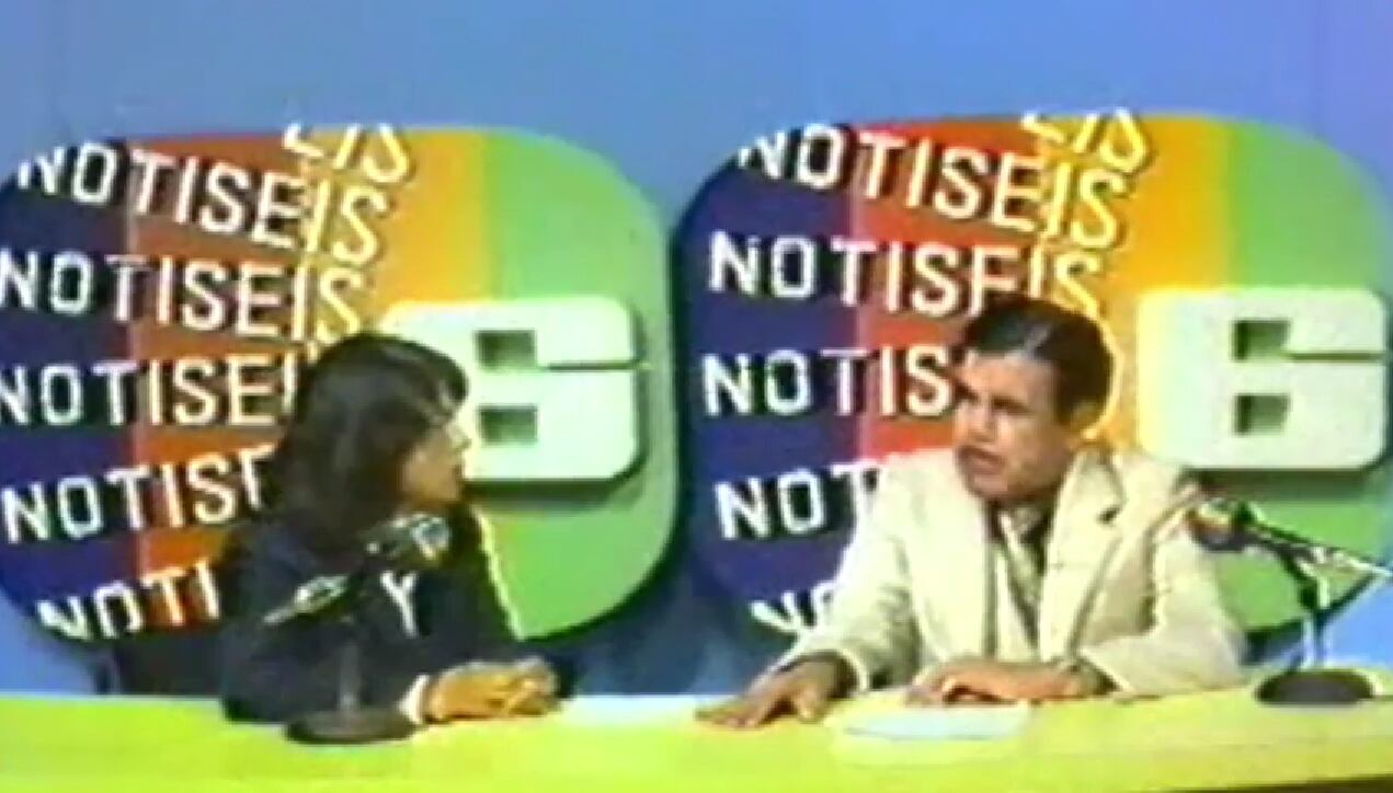 Lorena Barzuna y Danilo Arias periodistas de Notiseis, de canal 6 en los años 70. Captura video
