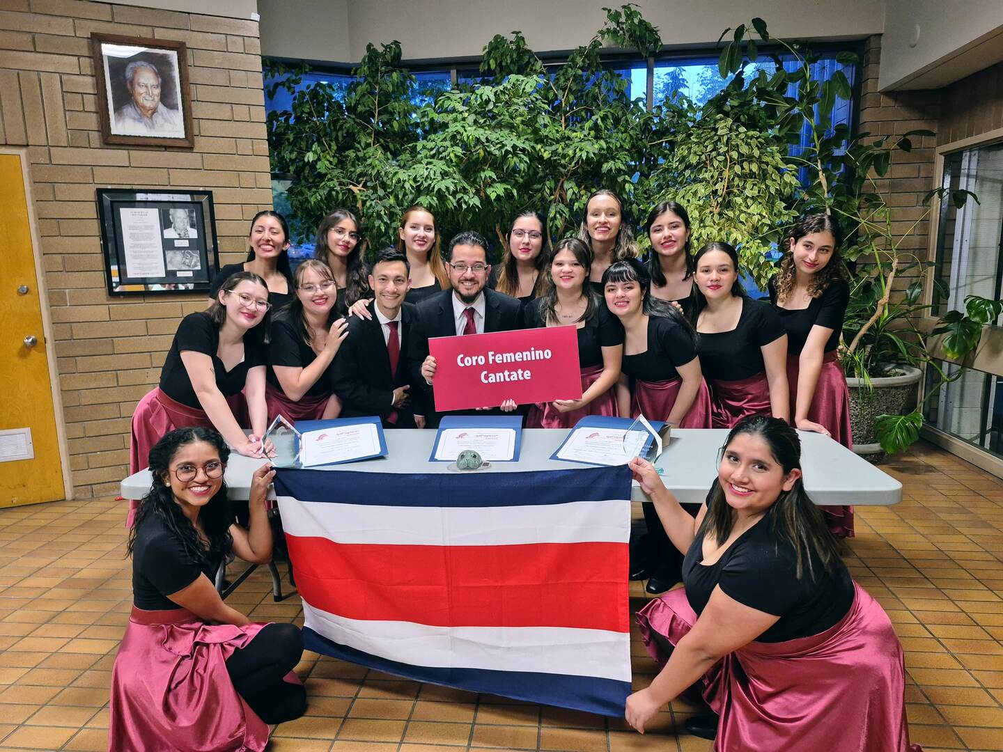 El grupo costarricense viajó con una comitiva de 19 personas: 14 cantantes, el director, un pianista y tres acompañantes.