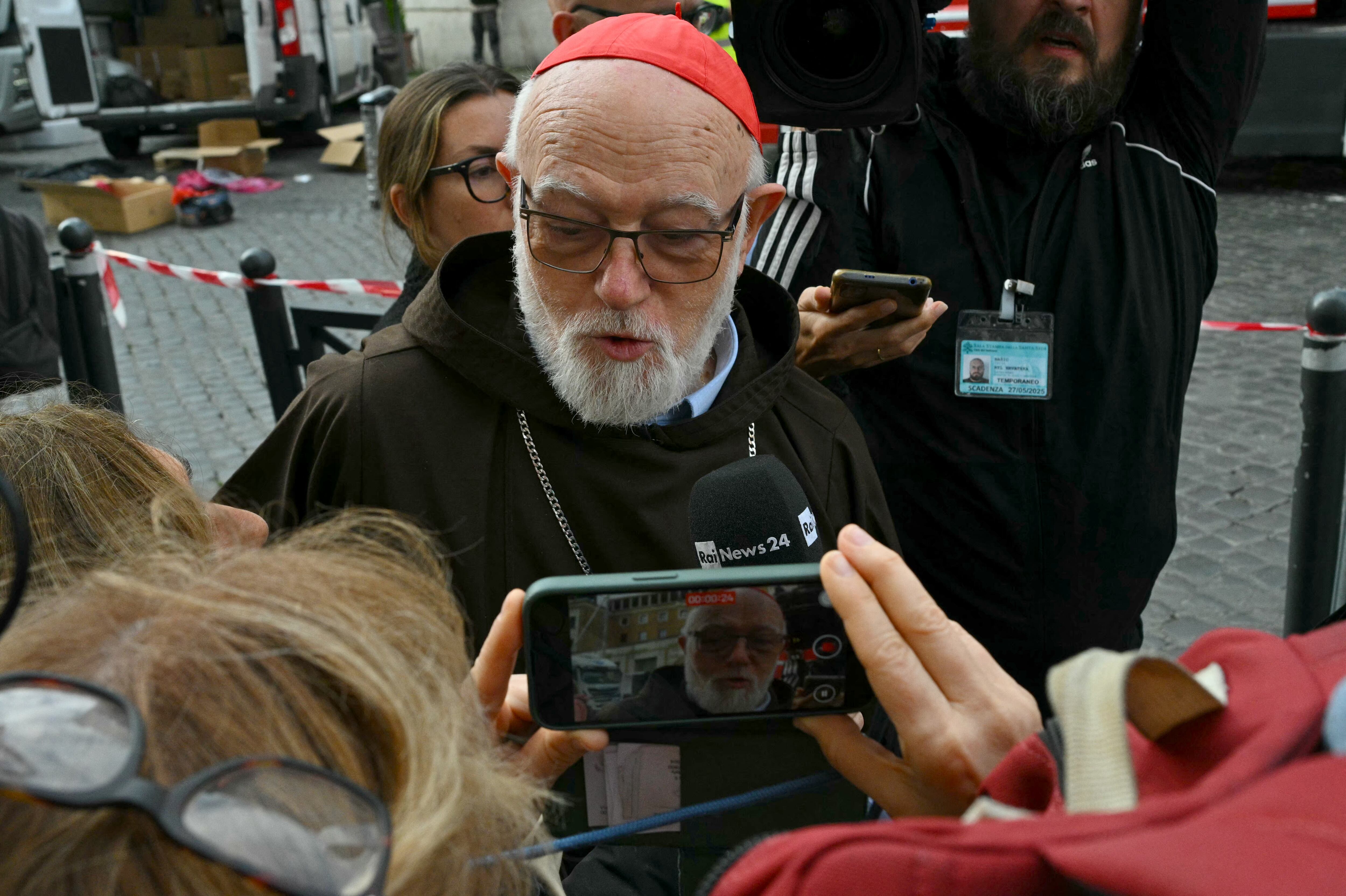 El Vaticano informó el 25 de abril de 2025 que más de 128.000 personas ya han rendido homenaje al papa Francisco, cuyo cuerpo permanece en capilla ardiente en la basílica de San Pedro antes de su funeral. (Foto de Andreas SOLARO / AFP)