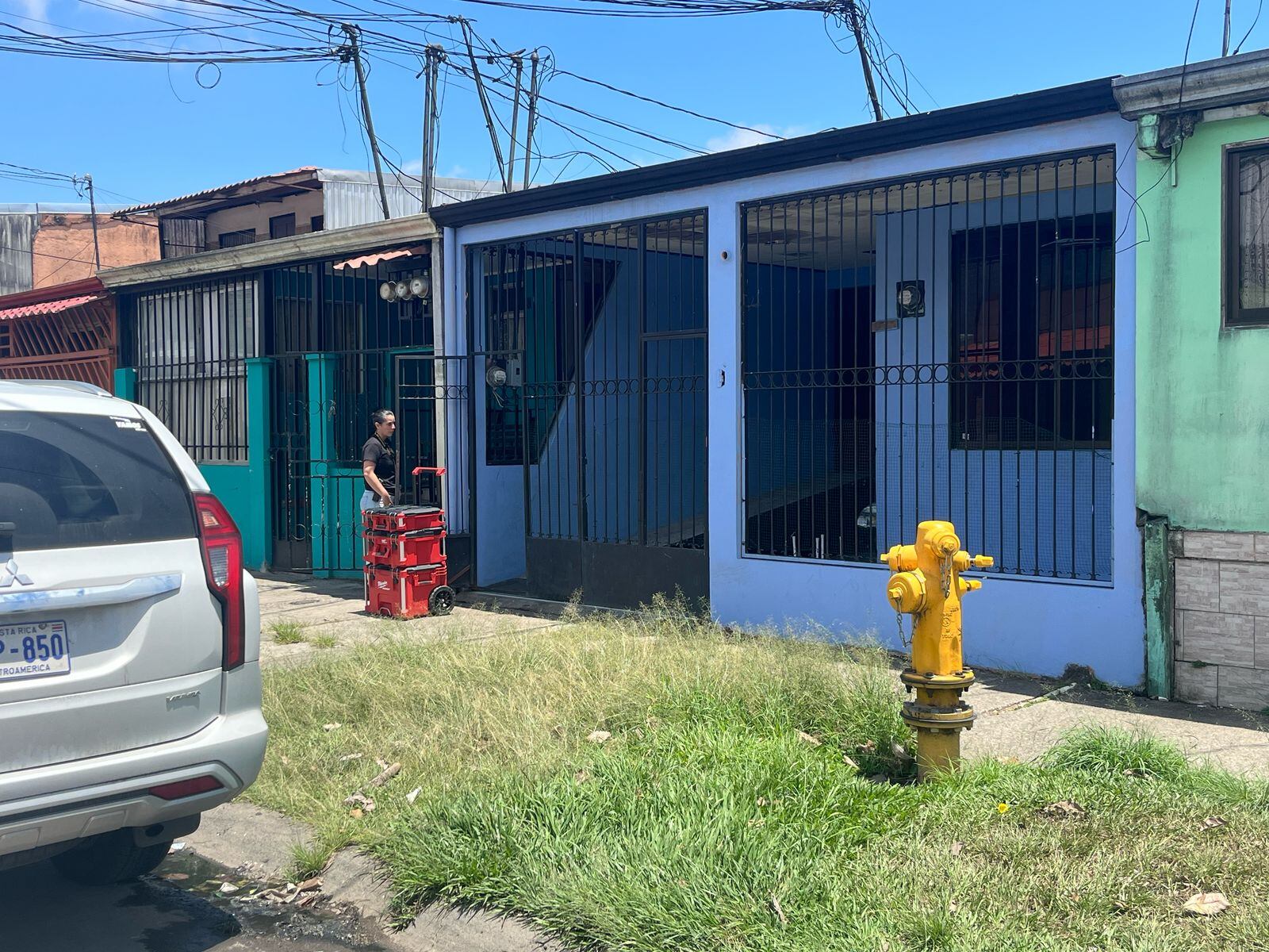 Agentes del OIJ acudieron a la vivienda de la víctima, en Aguacaliente de Cartago, para levantar indicios.