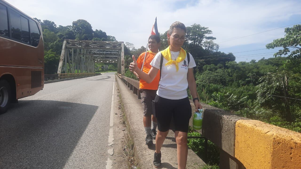 Este domingo 20 de julio los romeros de Río Claro de Golfito comenzaron, desde Paso Canoas, a caminar para cumplirle un año más a la patrona de Costa Rica, la virgencita de los Ángeles. En el grupo camina el periodista Rafael Vargas Jiménez, nuestro amigo de Brunca TV Digital, quien nos colabora con esta información y se caminará los 300 kilómetros, algo que realiza desde hace 10 años.