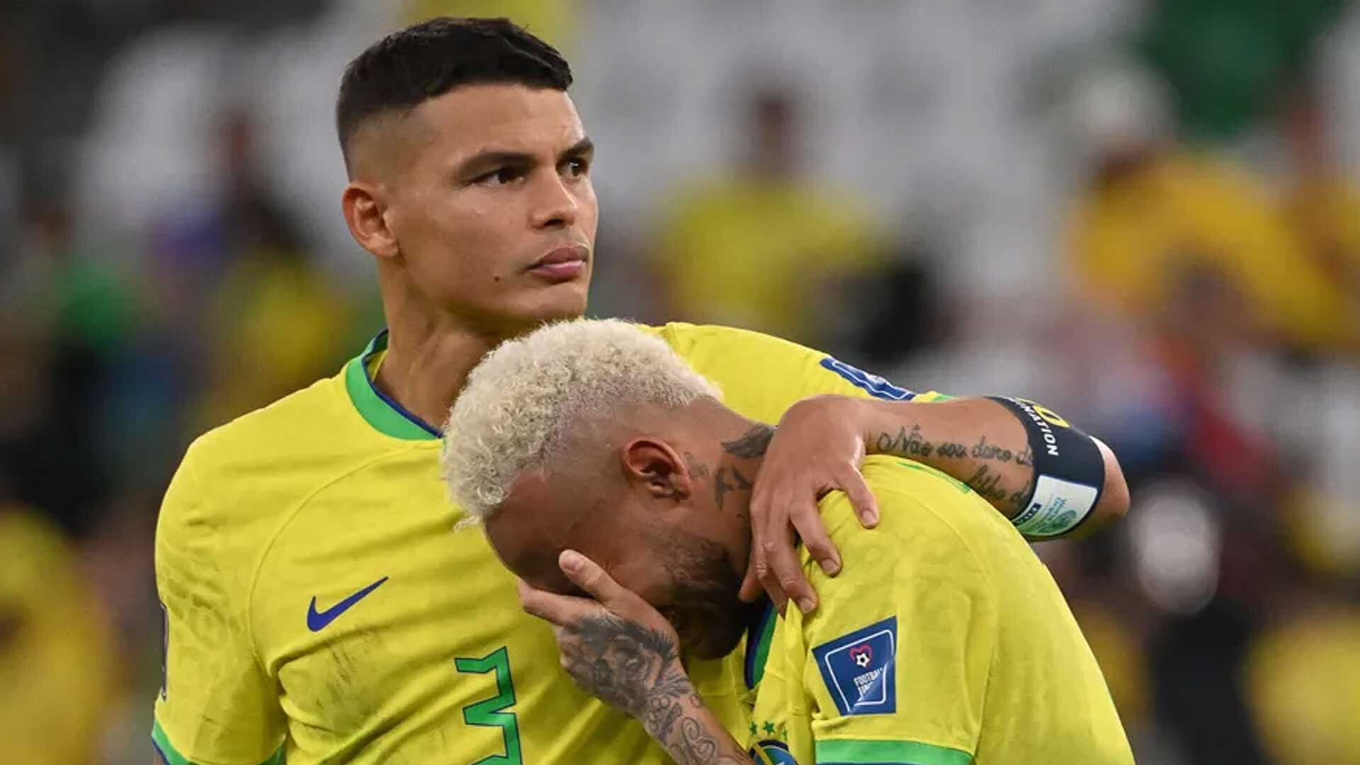 Thiago Silva destaca las cualidades únicas de Neymar y critica la presión mediática que enfrenta, comparándola con la de Lionel Messi.