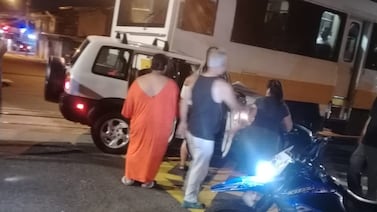 Adulta mayor resulta grave tras colisión de vehículo contra el tren en pleno centro de Heredia