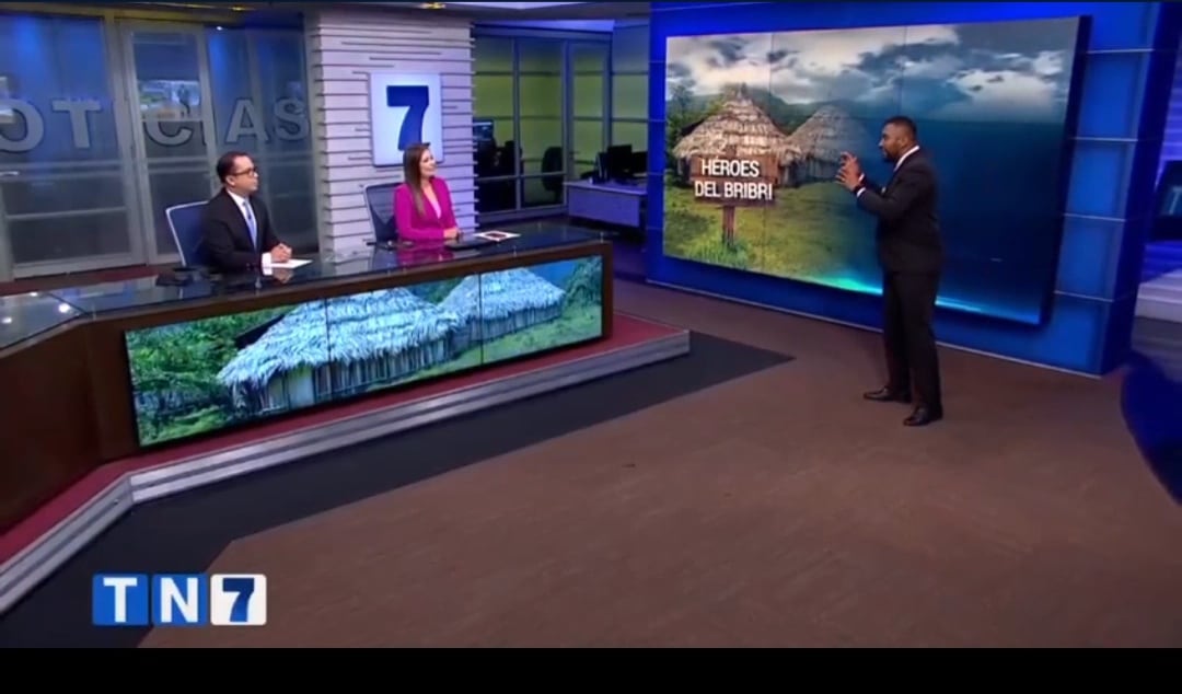 Dudly Lynch, periodista de Telenoticias, sorprendió a la audiencia al presentar su reportaje en dialecto bribri.