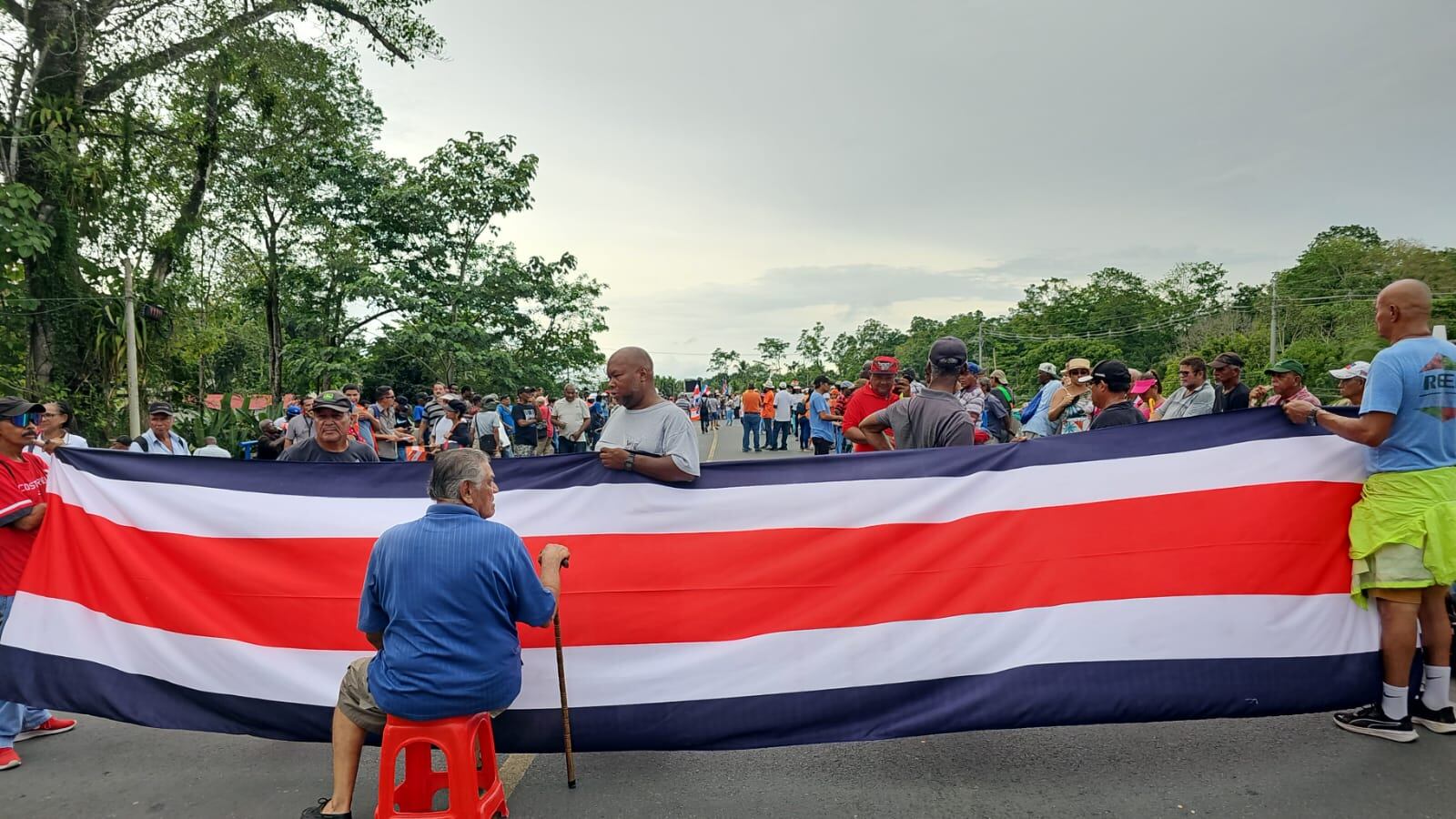 Marcha 25 de octubre a Casa Presidencial. Cierre ruta 32 sobre río Liverpool