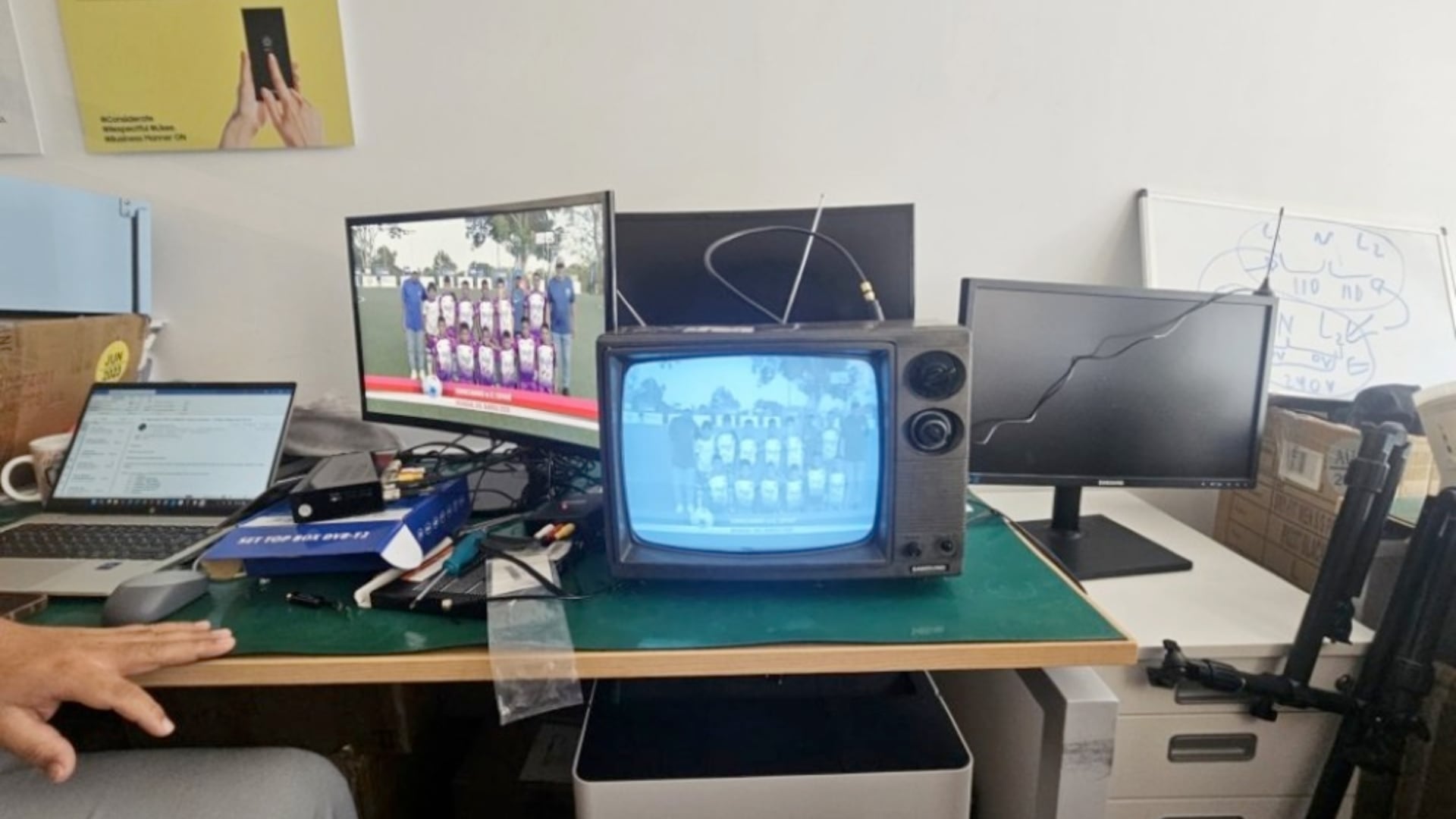 Un televisor analógico fabricado en 1987 volvió a funcionar tras 39 años de uso.