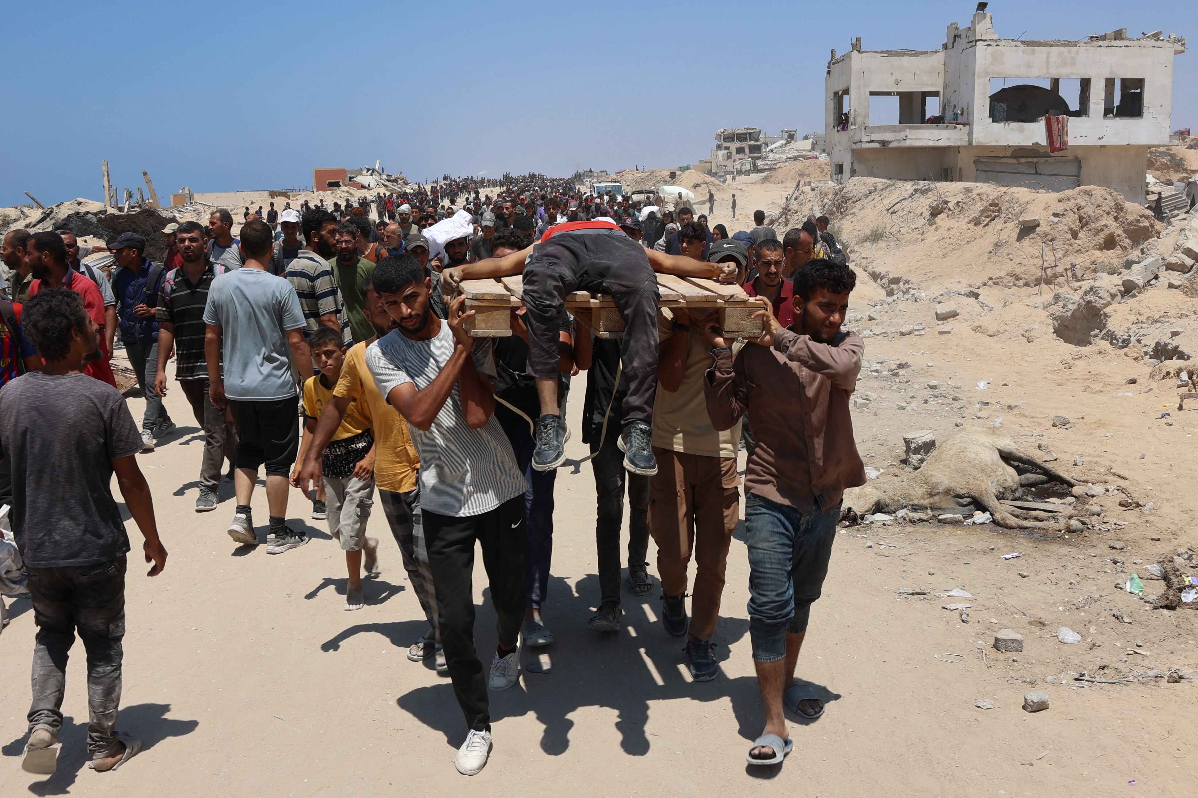 Palestinos transportan a un hombre que resultó herido mientras esperaba ayuda humanitaria. Foto:
