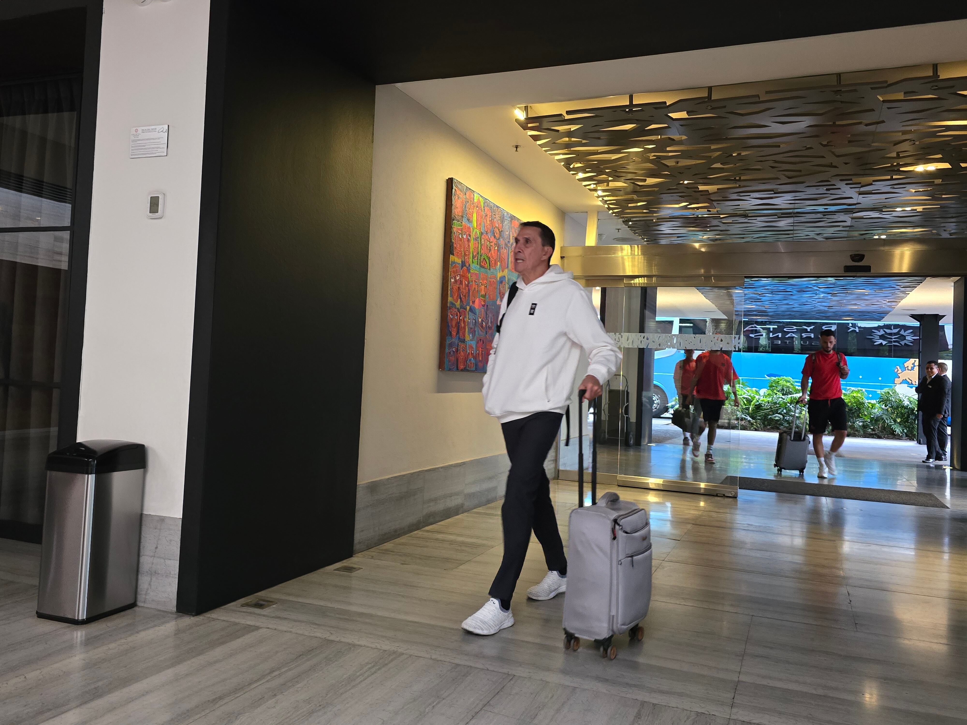 Alexandre Guimaraes y los demás integrantes del cuerpo técnico de Liga Deportiva Alajuelense verán el partido entre Pumas y Chivas, en el Estadio Olímpico Universitario.