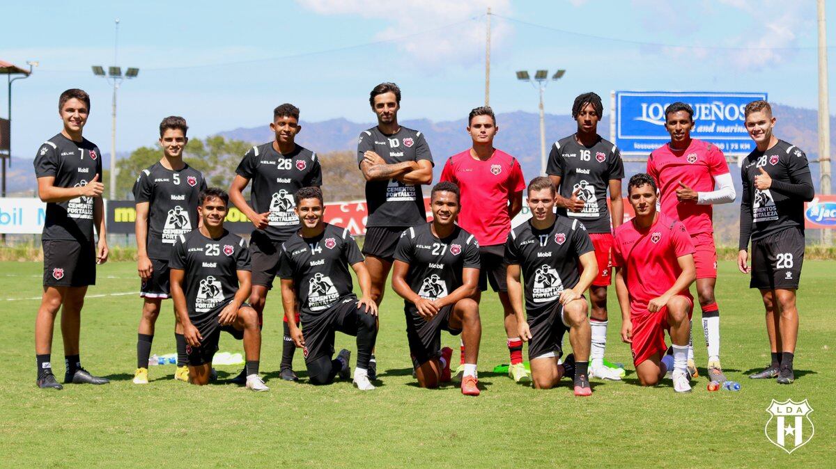 Santiago van der Putten, Emanuel Salazar, Juan Pablo Ledezma, Bryan Ruiz, Maikel González, Jossimar Alcócer, Nendali Mendoza, Brandon Aguilera, Aarón Suárez, Geancarlo Castro, Ian Lawrence, Carlos Mora y Dorian Rodríguez simbolizan el presente y el futuro de la Liga. Fotografía: Prensa Alajuelense